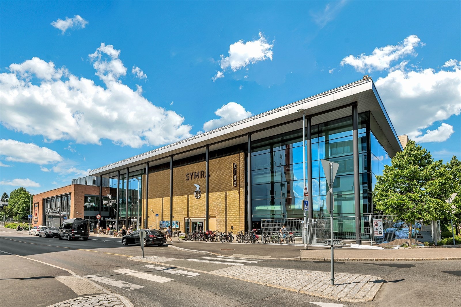 Kort vei til populære Lambertseter senter som kan by på godt og variert utvalg av butikker. Galleribilde