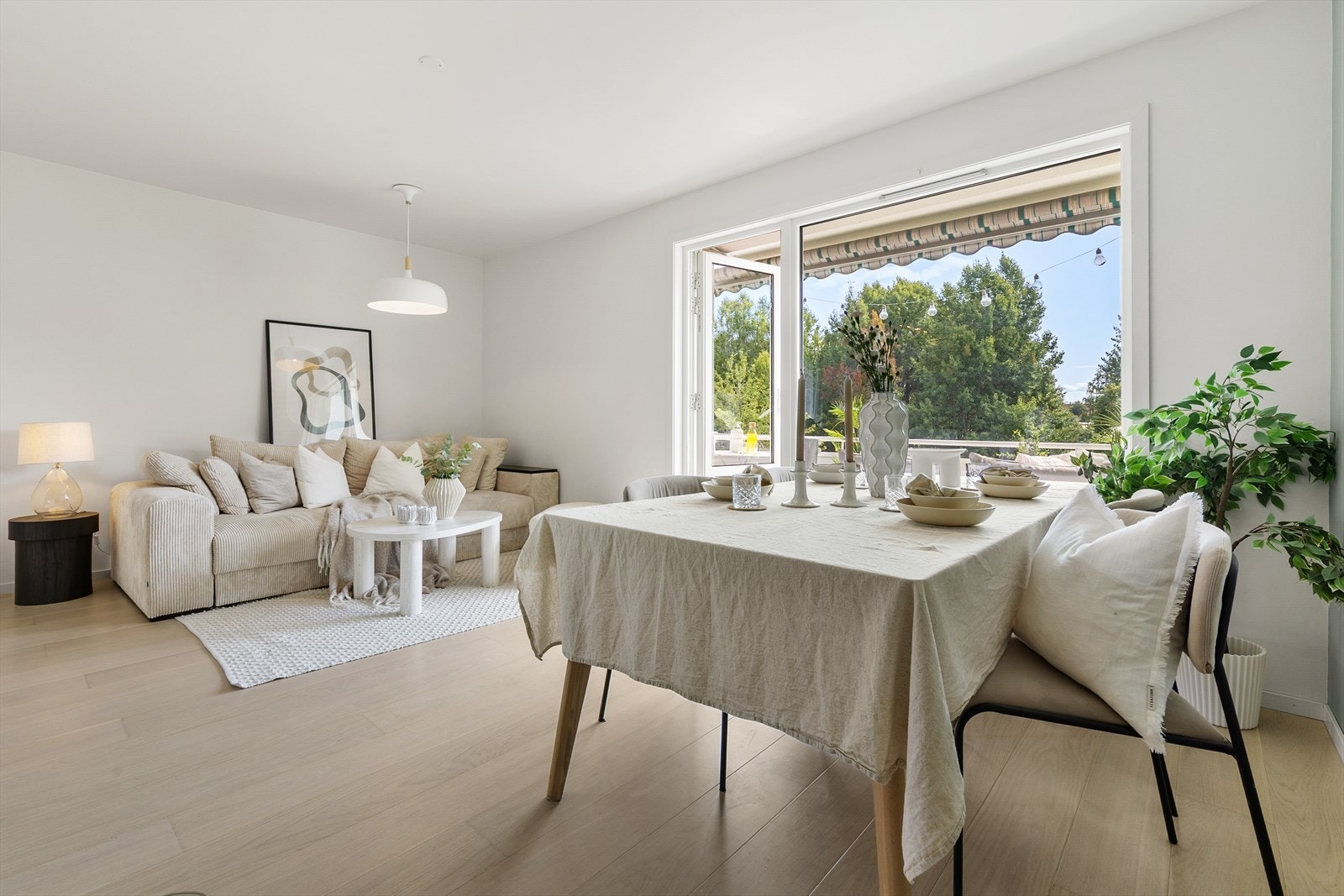 Gulvet er belagt med 1-stavs hvitpigmentert eikeparkett, og overflatene er malt i delikate, moderne fargetoner - et godt utgangspunkt for personlig innredning. Galleribilde