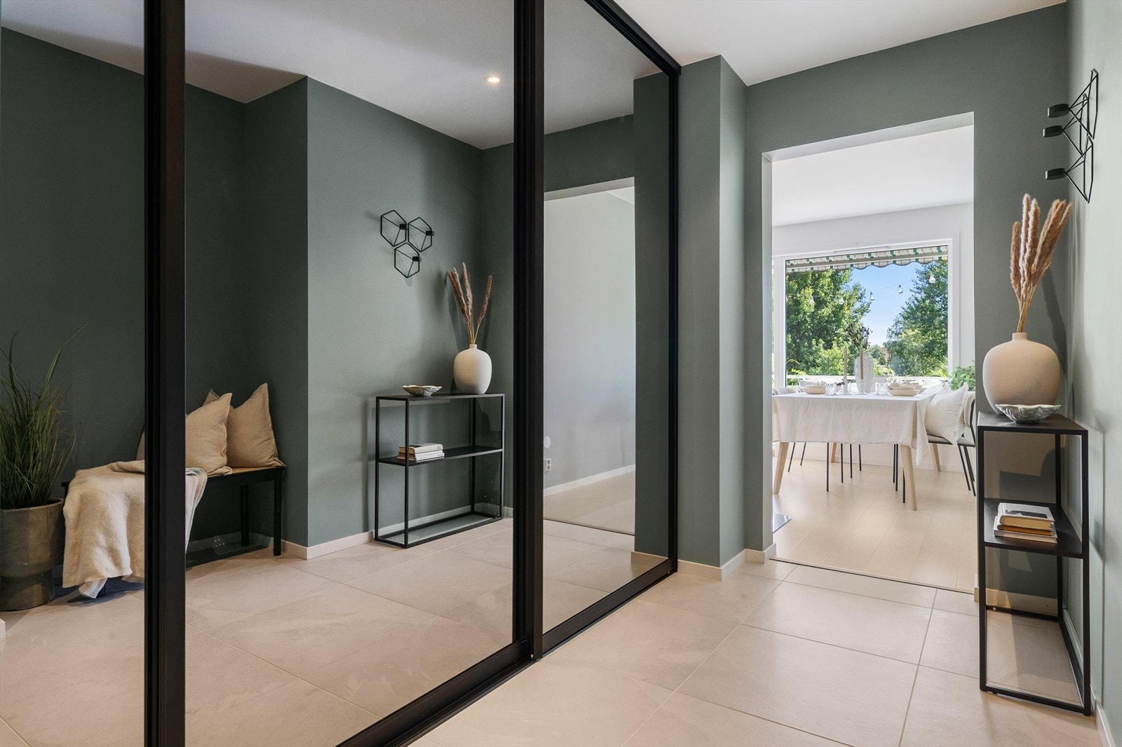 Leiligheten har en romslig og gjennomført entré med downlights i himlingen og store, grå fliser som gir et helhetlig og stilrent førsteinntrykk. Galleribilde