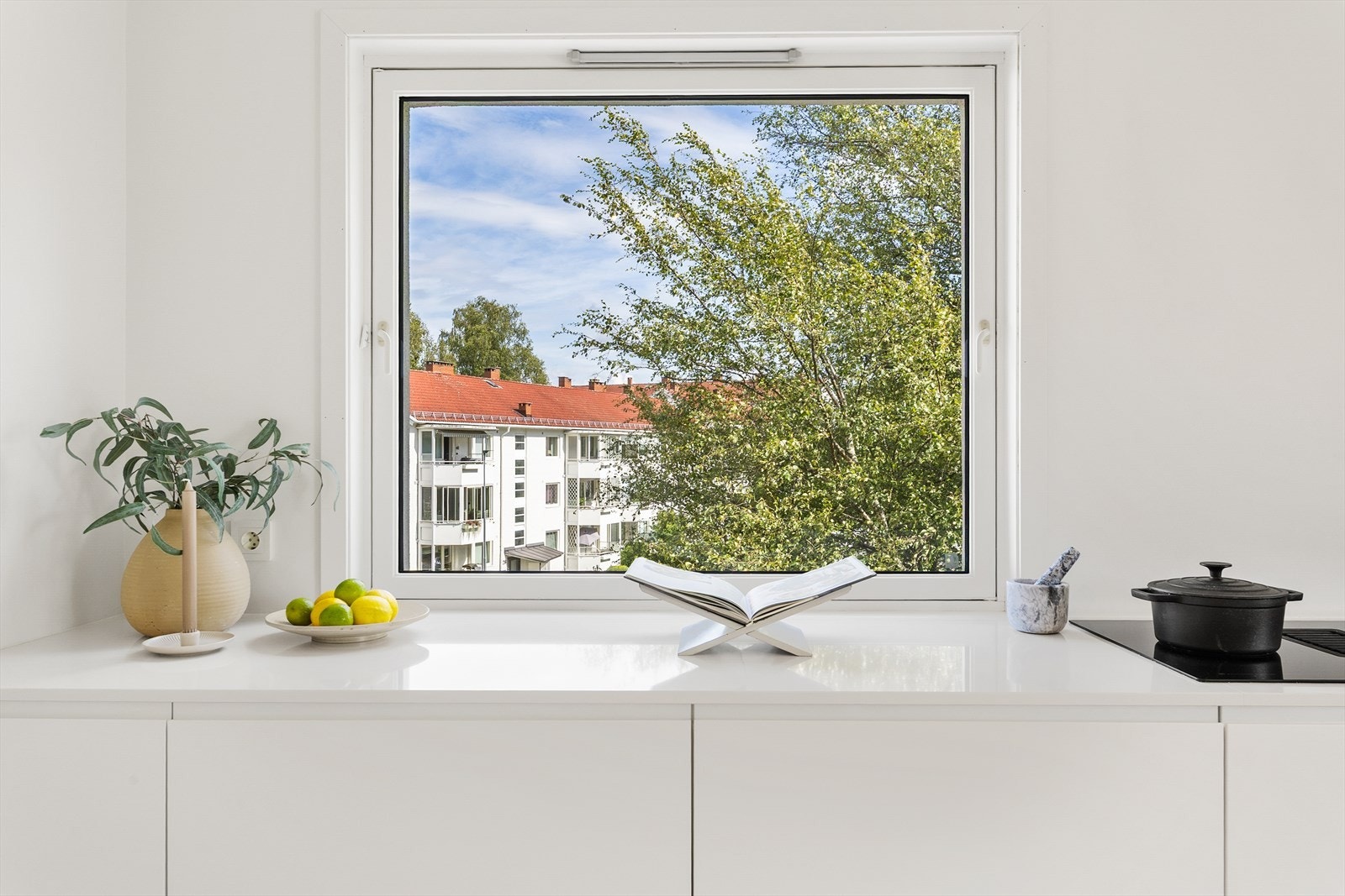 Store vindusflater slipper inn godt med dagslys og bidrar til en lys og trivelig arbeidsplass. Galleribilde