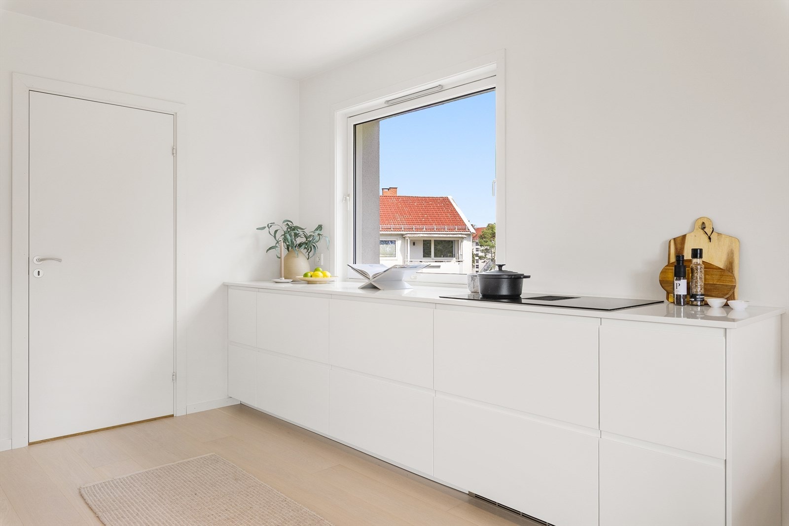 Leiligheten har ca. 120 liters OSO varmtvannstank plassert under kjøkkenbenken. Galleribilde