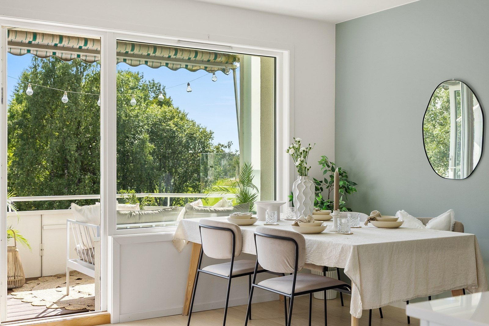 Velkommen til Antenneveien 3! Dette er en lys og delikat 2-roms hjørneleilighet i 3. etasje. Lambertseter er et veletablert og attraktivt boområde med grønne, idylliske omgivelser. Galleribilde