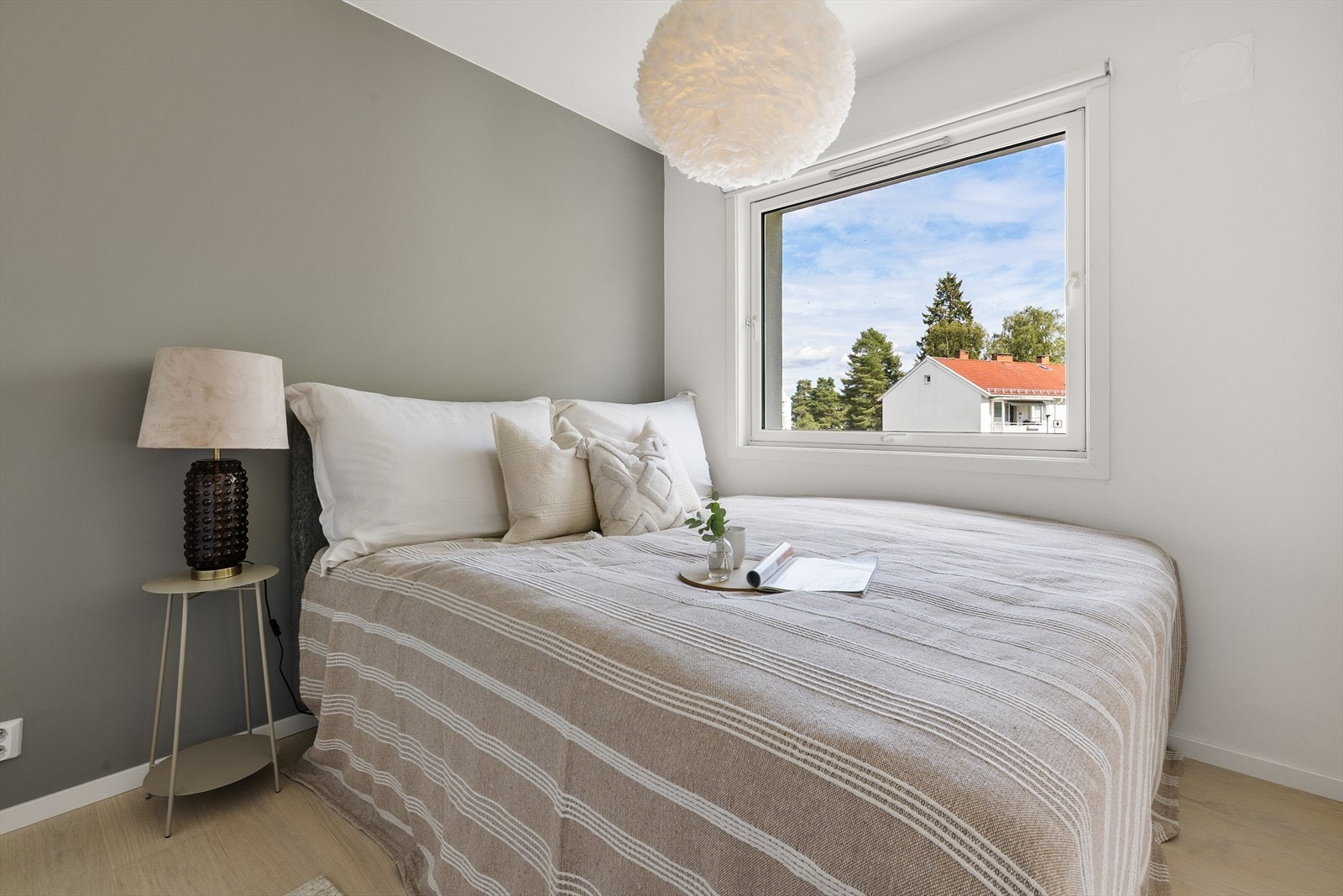 Soverommet er romslig, med plass til dobbeltseng, nattbord og tilhørende møbler. Galleribilde