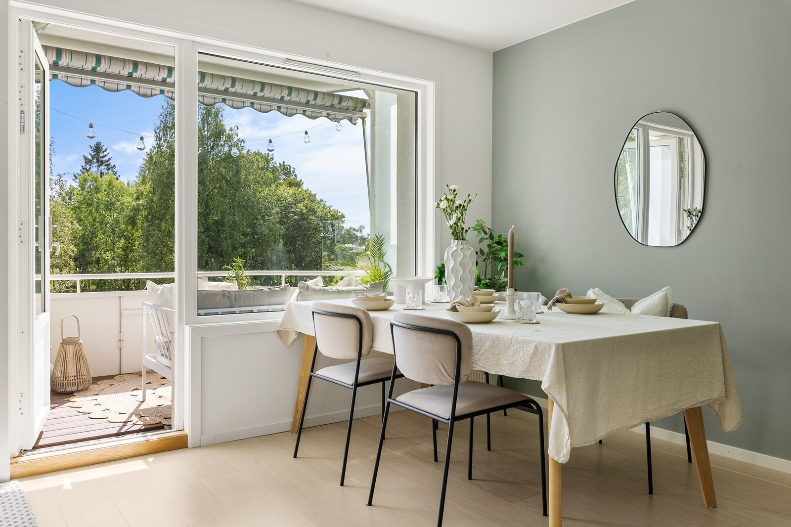 Spiseplassen er naturlig plassert ved vinduet med god plass til spisebord og stoler. De store glassflatene slipper inn rikelig med dagslys og gir en hyggelig, grønn utsikt mot omgivelsene, noe som skaper en lys og behagelig ramme rundt måltidene. Galleribilde