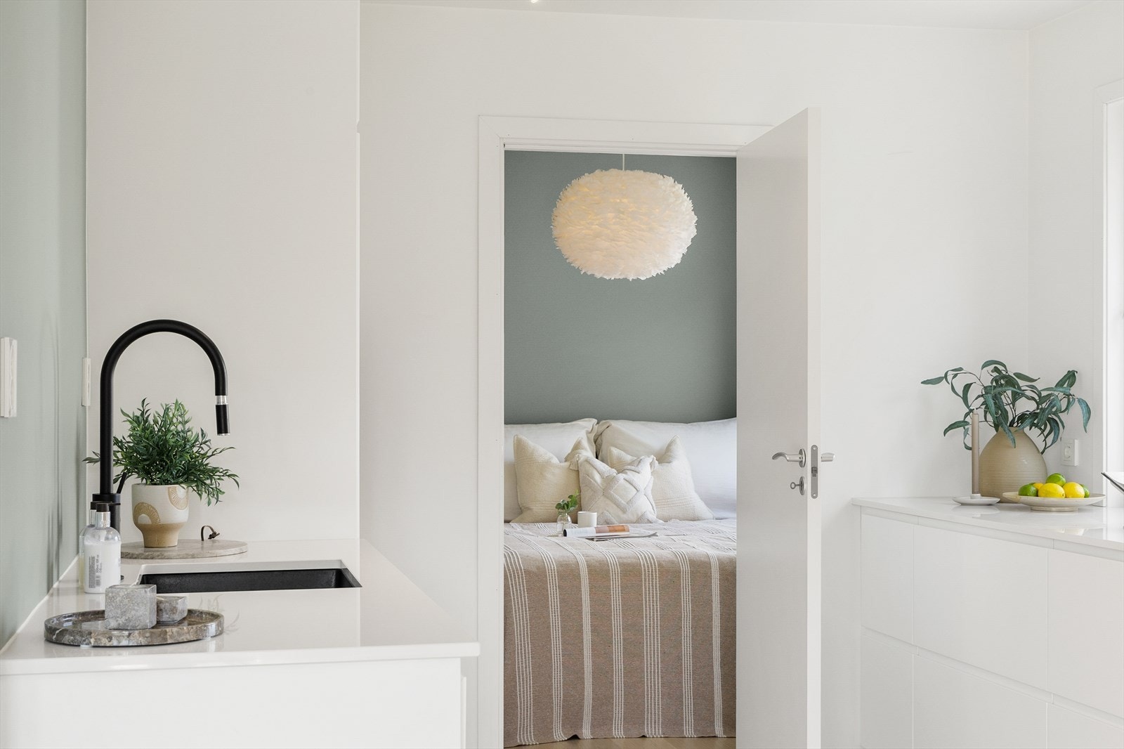 Fra kjøkkenet er det adkomst til soverommet. Galleribilde