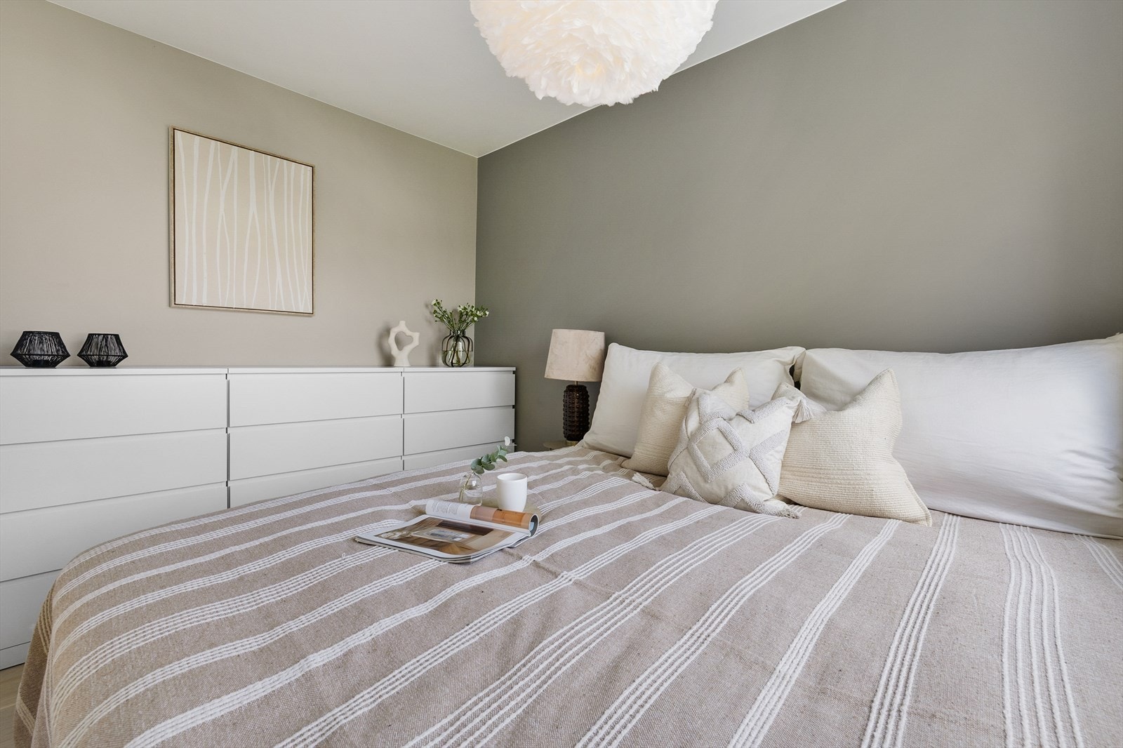 Kommodene på soverommet medfølger salget. Galleribilde