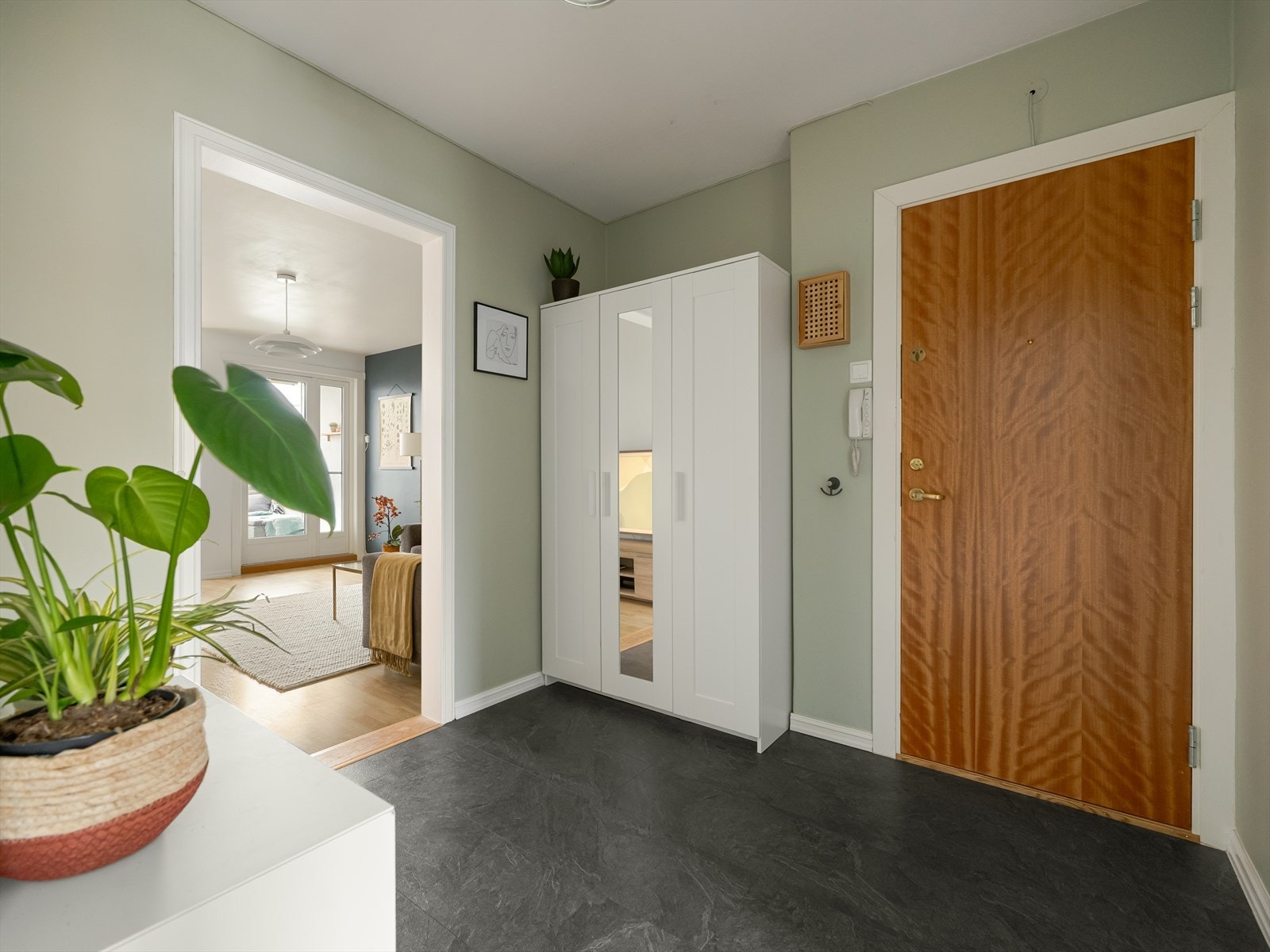 Toppetasje gir deg glede av gode lysforhold i samtlige rom. Allerede i entreen får du en opplevelse av den flotte utsikten. Galleribilde