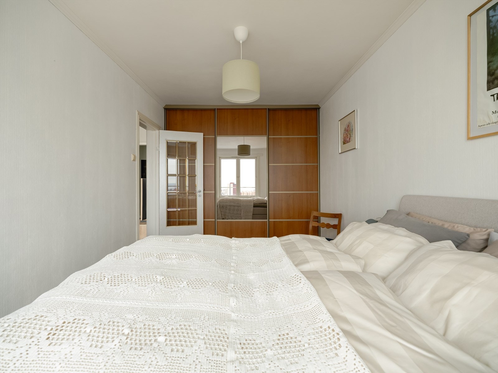 En skyvedørsgarderobe skjuler en smart walk-in løsning med rikelig hylleplass. Galleribilde