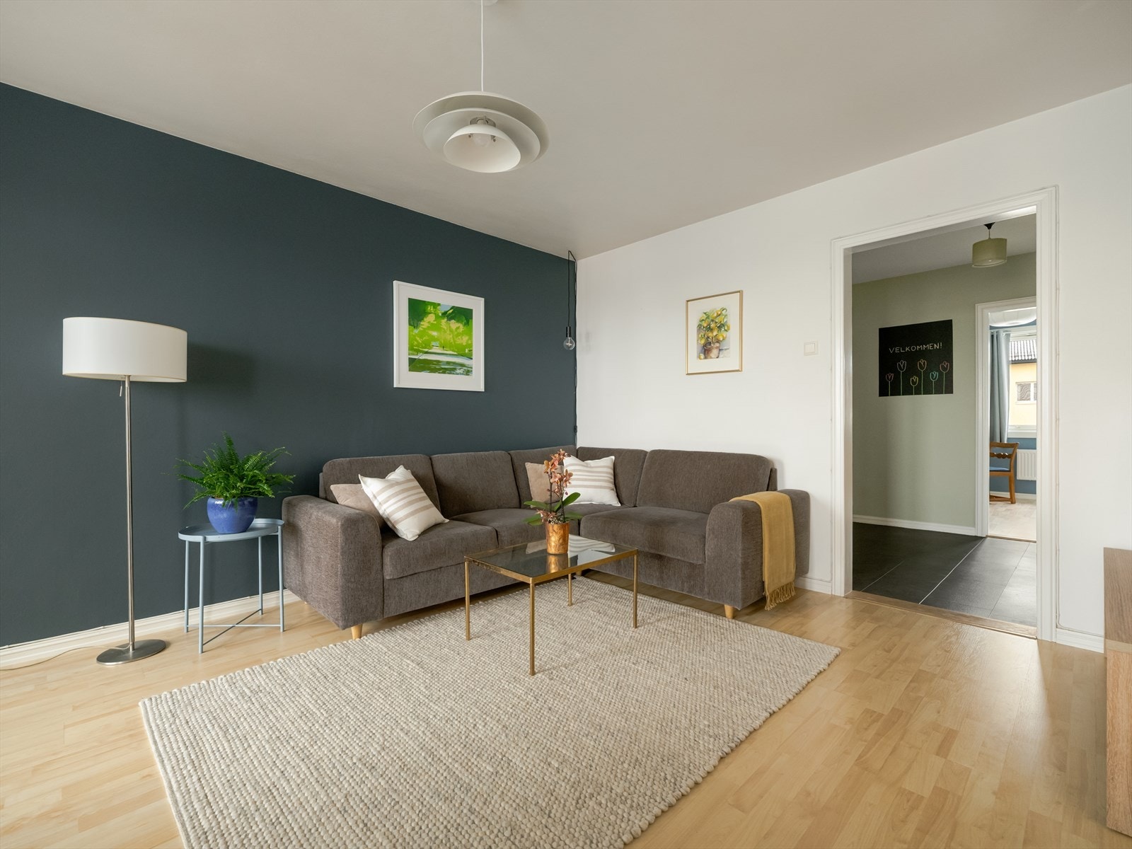 Stuen oppleves som lys og romslig med store vindusflater som sørger for et rikt innspill av naturlig lys. Galleribilde