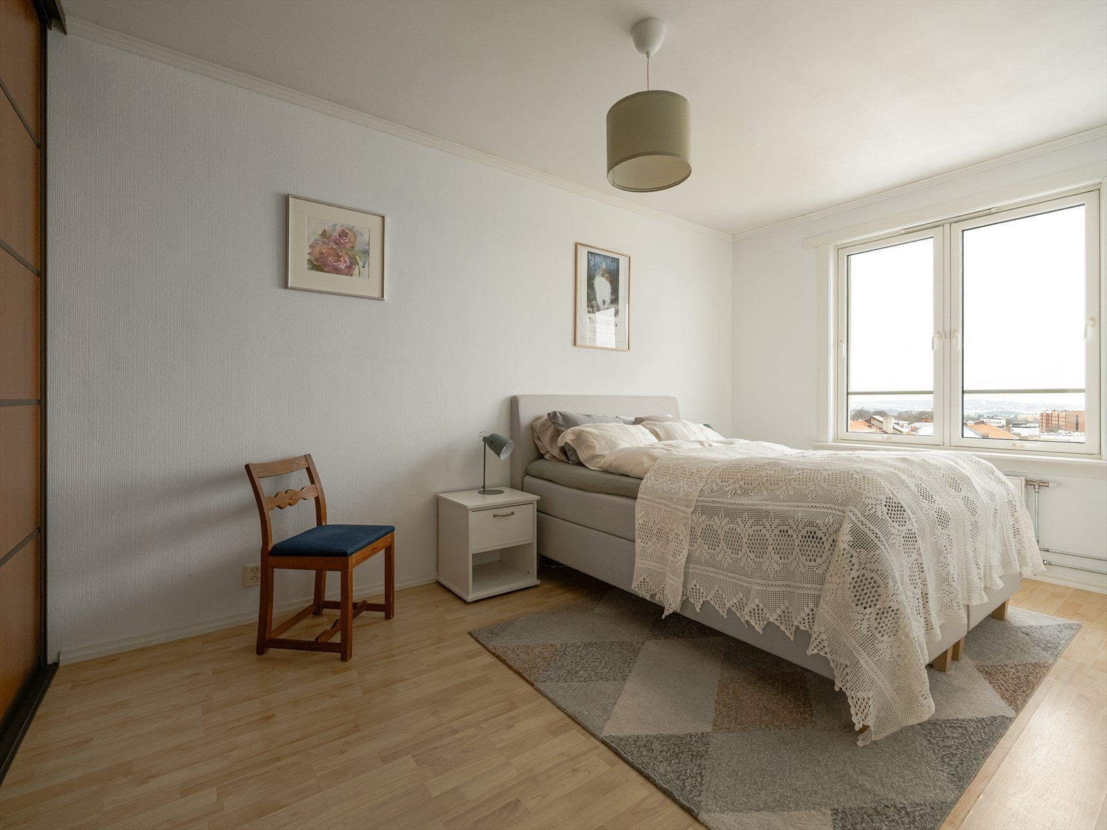 Hovedsoverommet er usjenert og romslig med plass til dobbeltseng. Galleribilde