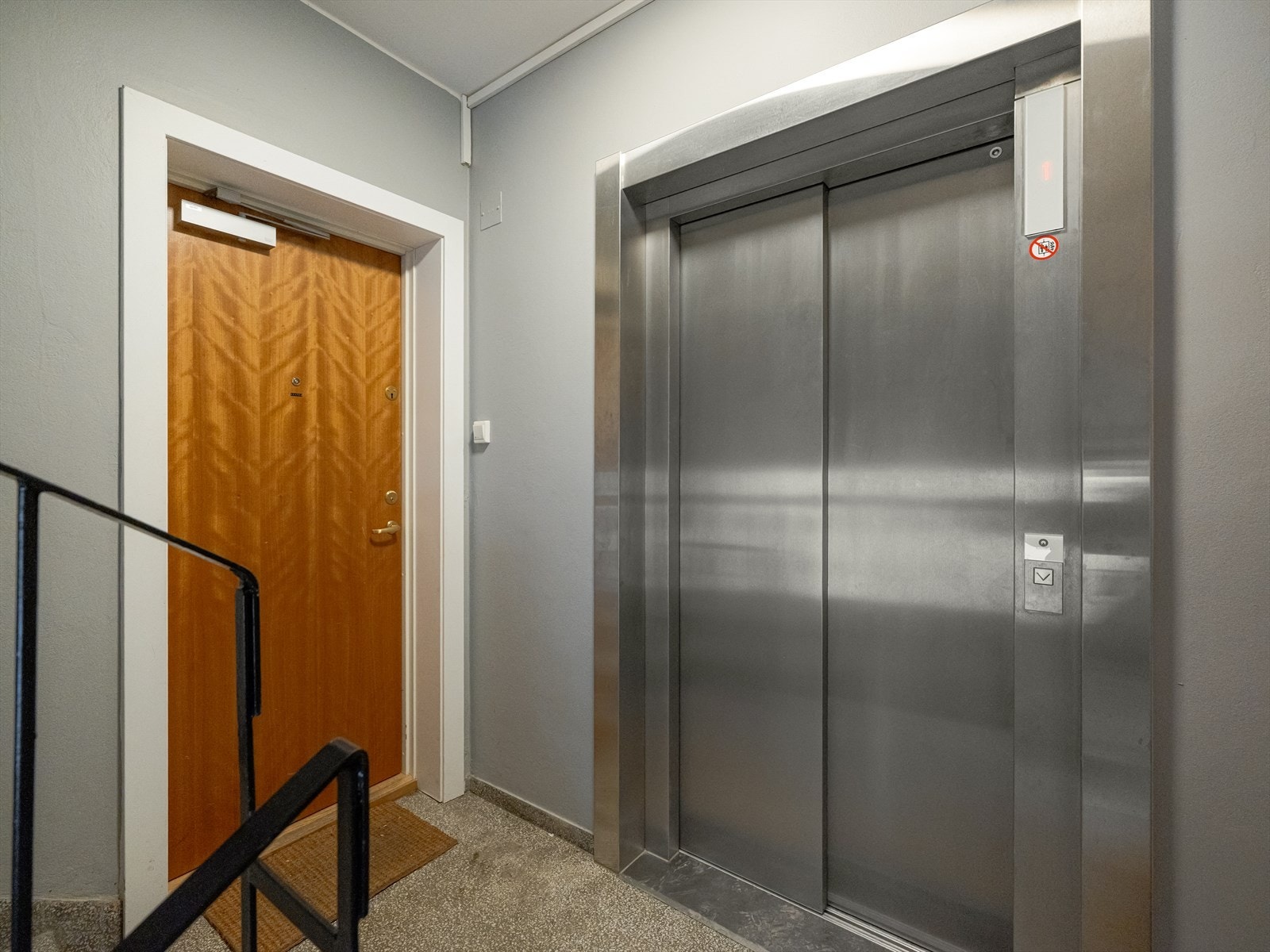 En helt ny og moderne heis tar deg smidig opp til boligen plassert høyt og fritt i 7.etasje. Galleribilde