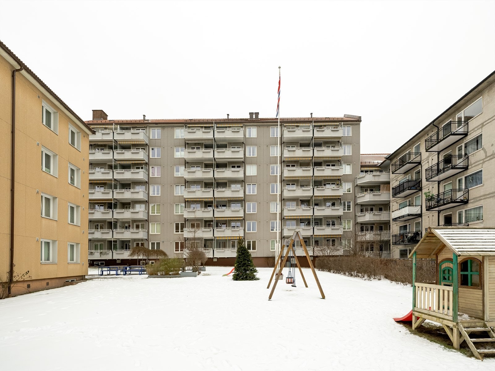 Felles lekeområde med husker og flaggstang i bakgården. Galleribilde