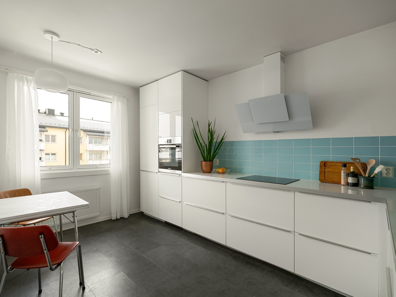 Boligen har et stort og lyst kjøkken med mulighet for spisebord. Kjøkkeninnredningen med slette, hvite fronter ble montert i 2015. Galleribilde