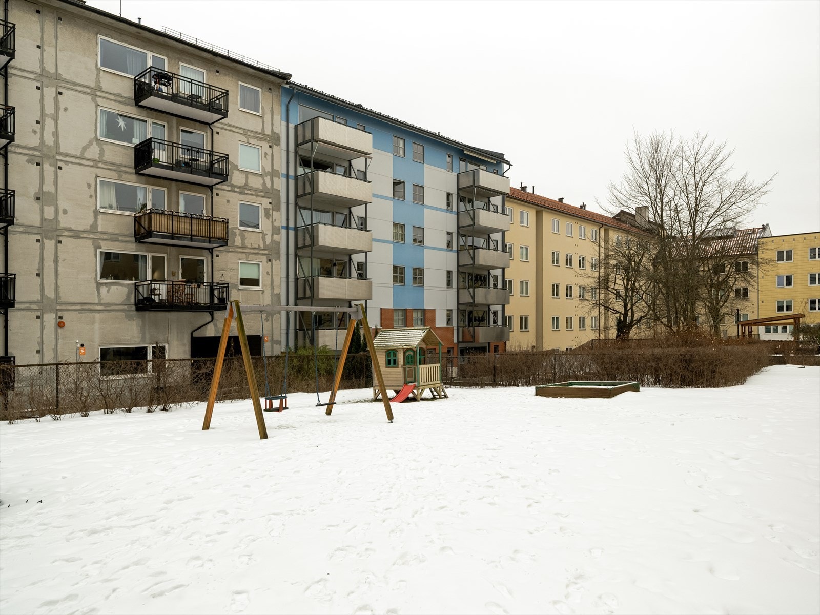 Lekeplass med husker og sandkasse i felles hageområde. Galleribilde