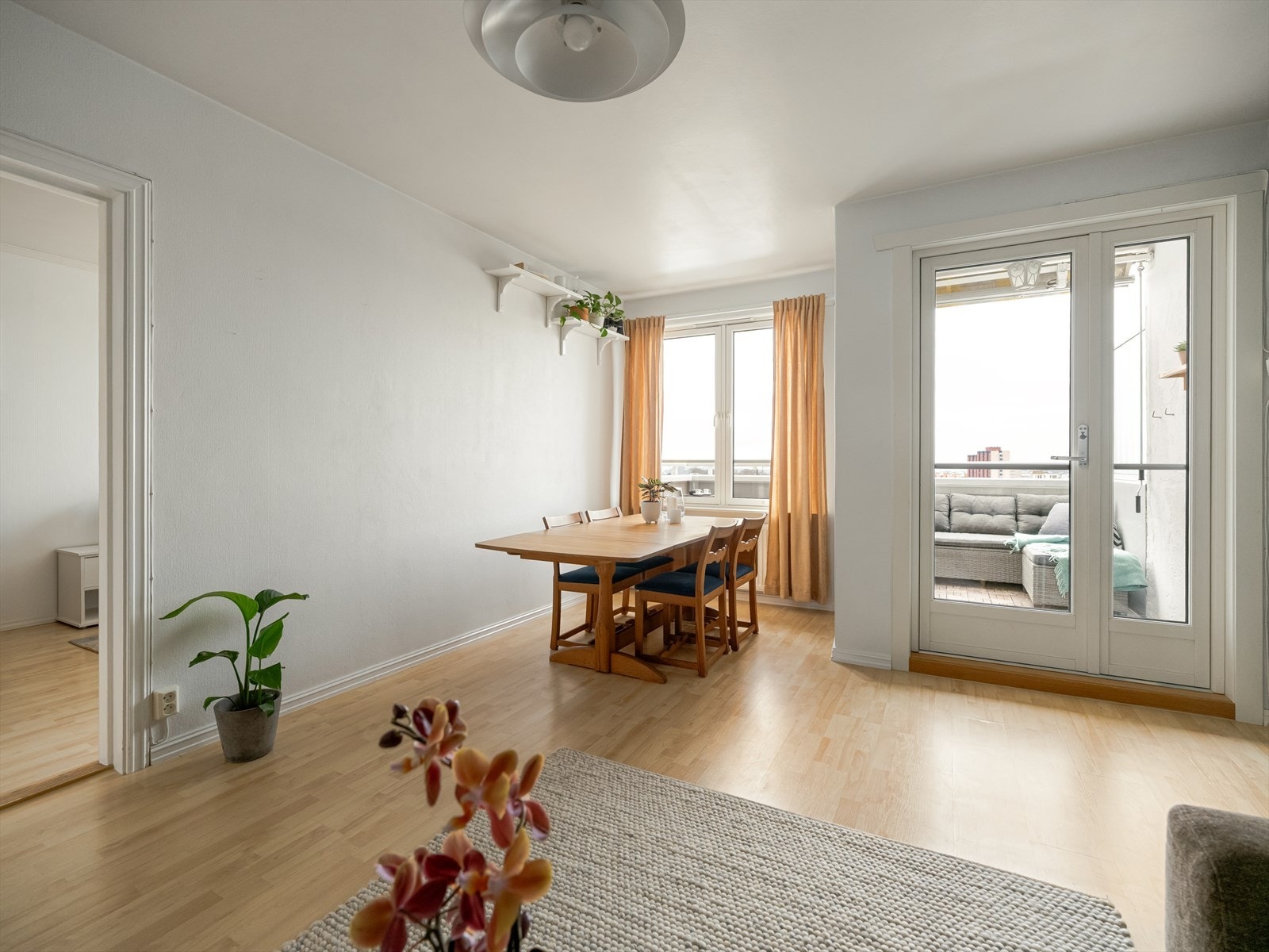 Et større spisebord kan naturlig plasseres ved vinduet. Galleribilde