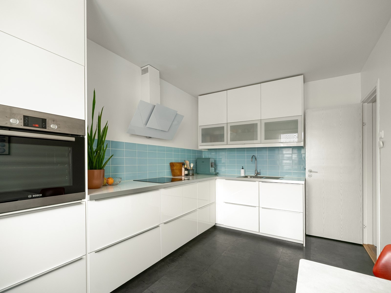 Innredningen har godt med skap- og benkeplass samt integrerte hvitevarer som stekeovn, platetopp, oppvaskmaskin og kjøl/frys. Galleribilde