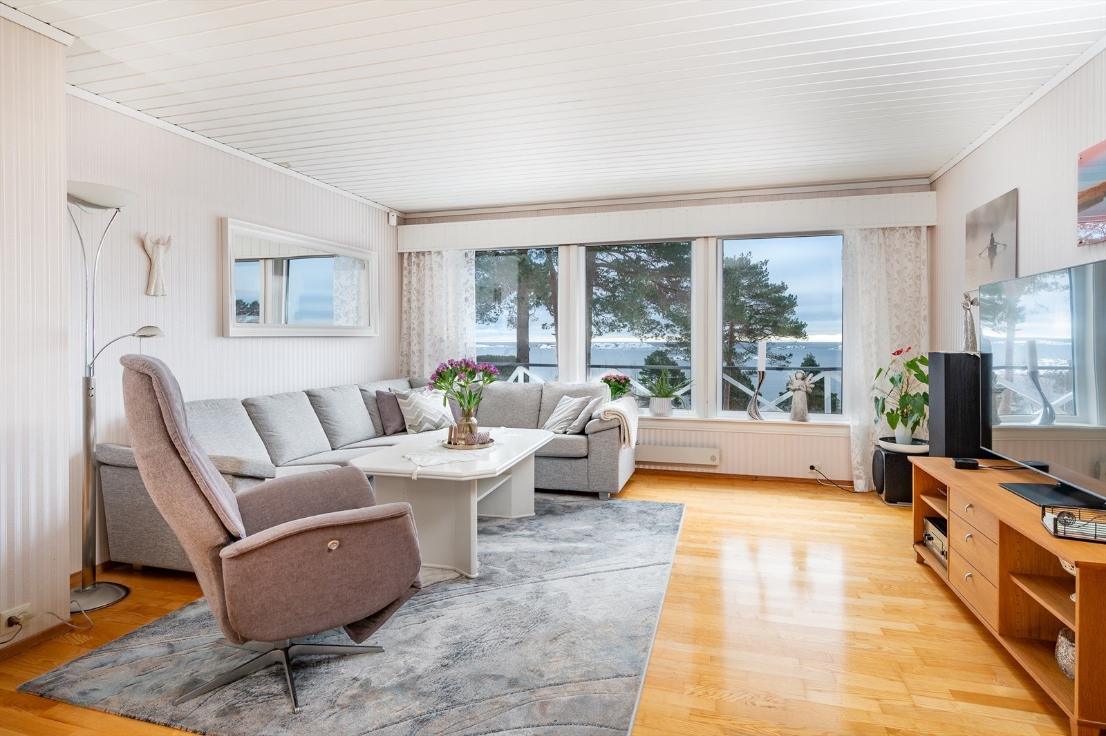 Det er nydelig utsikt mot havet i de fleste oppholdsrom Galleribilde