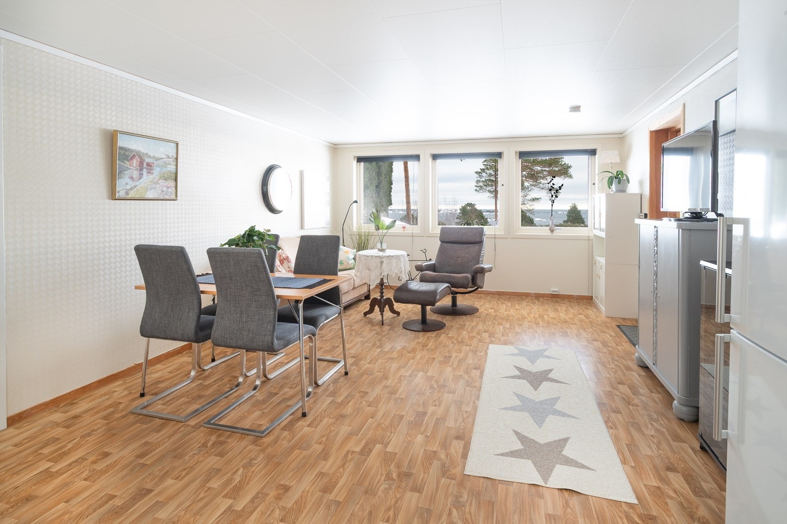 Romslig stue med utsikt i underetasje. Kan også benyttes som soverom dersom ønskelig Galleribilde