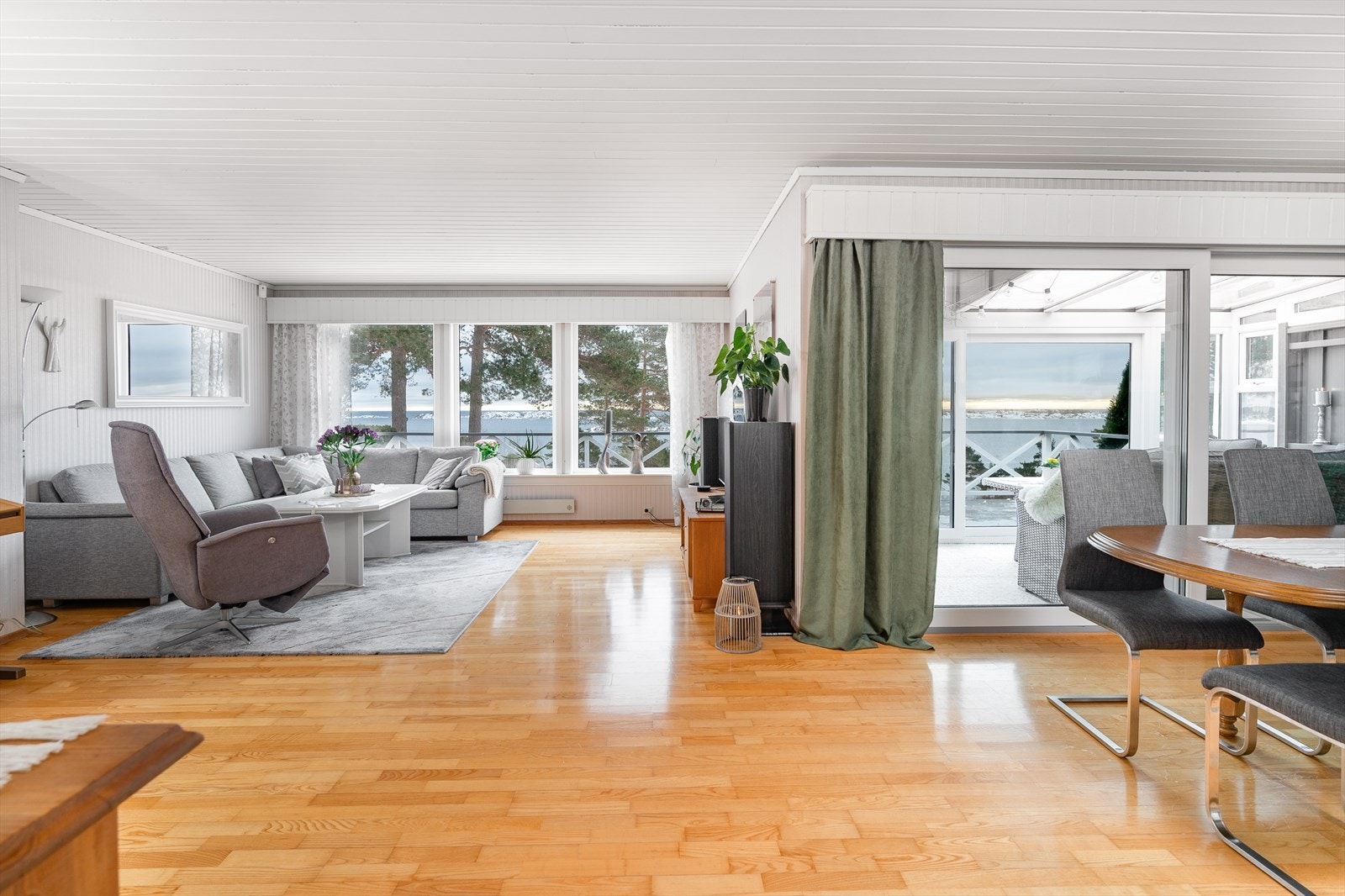 Store vindusflater gir godt med lysinnfall og vidstrakt utsikt Galleribilde