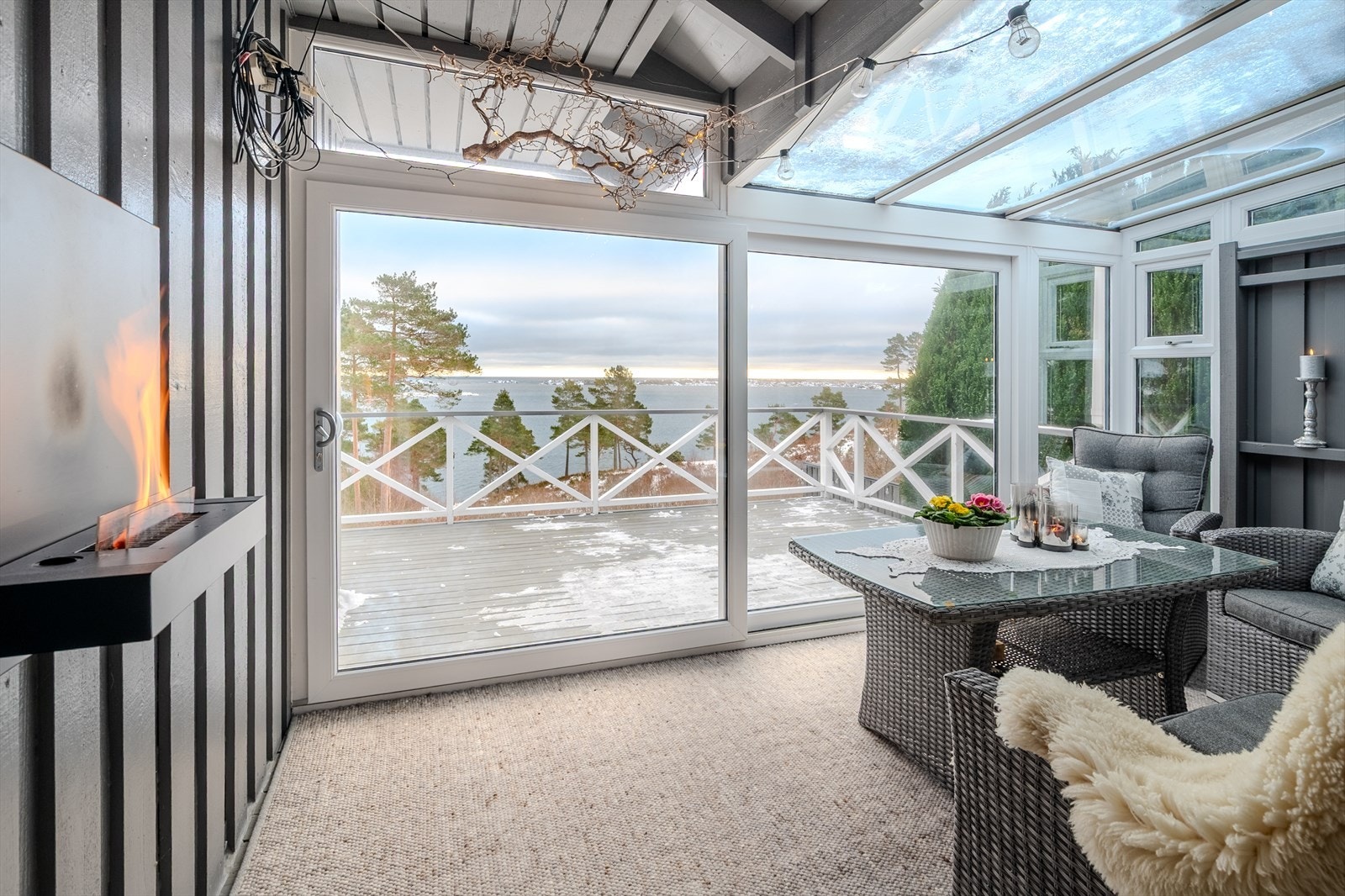 Praktisk utestue like utenfor spisestuen. Her kan man nyte en lang sesong tett på utsikten og uteområdet Galleribilde