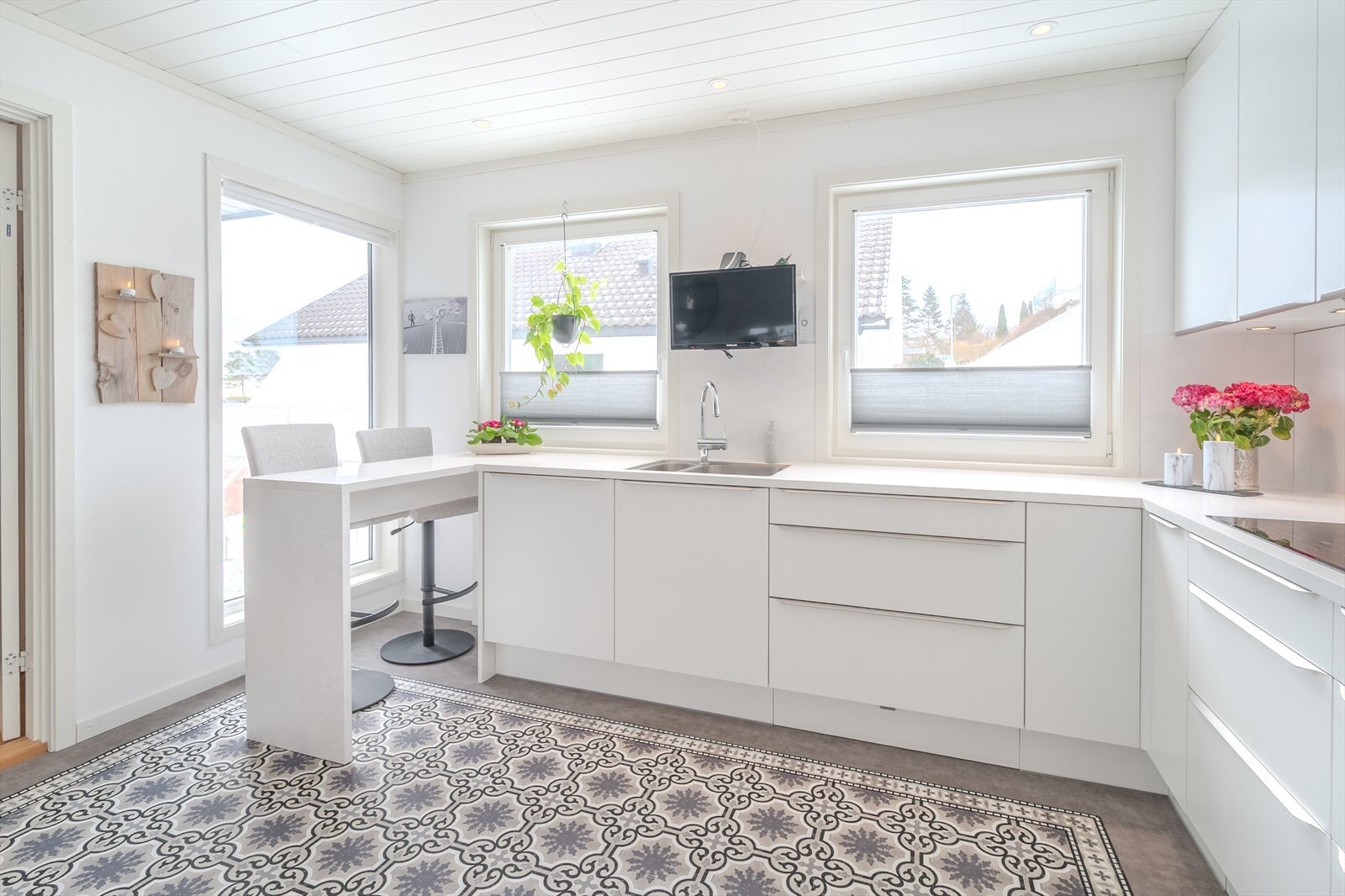 Det høye kjøkkenvinduet gir en fin utsikt ut mot havet Galleribilde