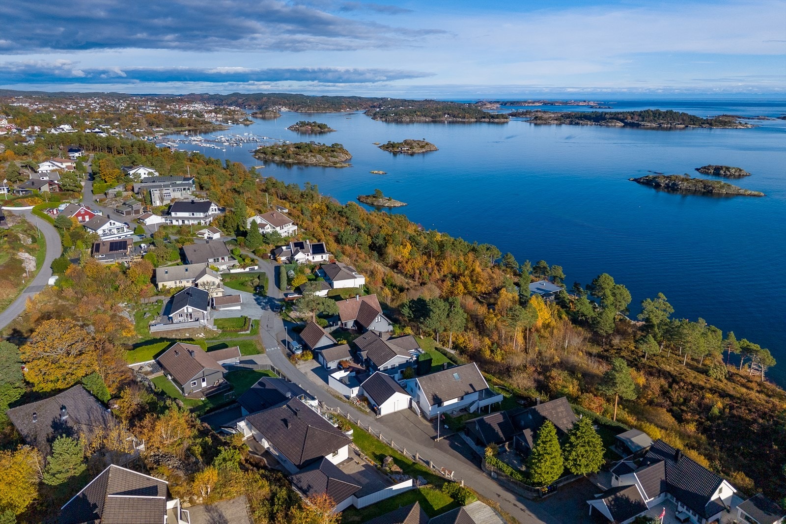 Langestrand ligger i et veletablert og attraktivt boligområde - Nær sjøen og gangavstand til Holvika skole Galleribilde