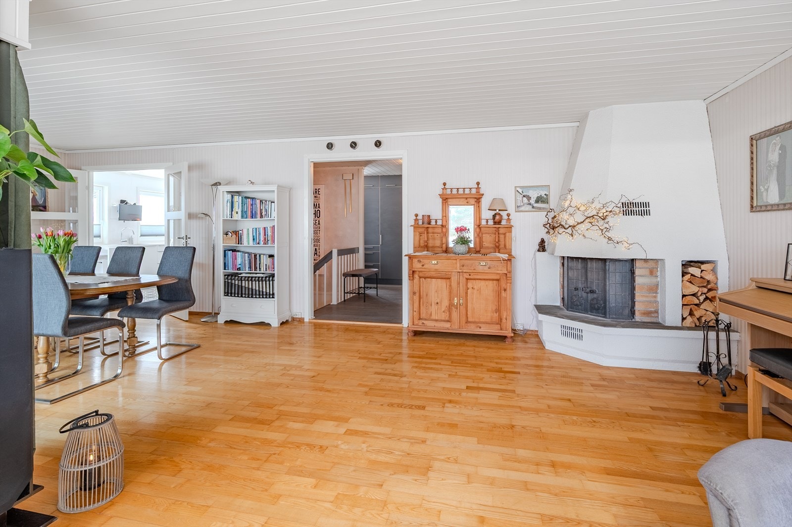 Praktisk peis i stuen gir god varme Galleribilde