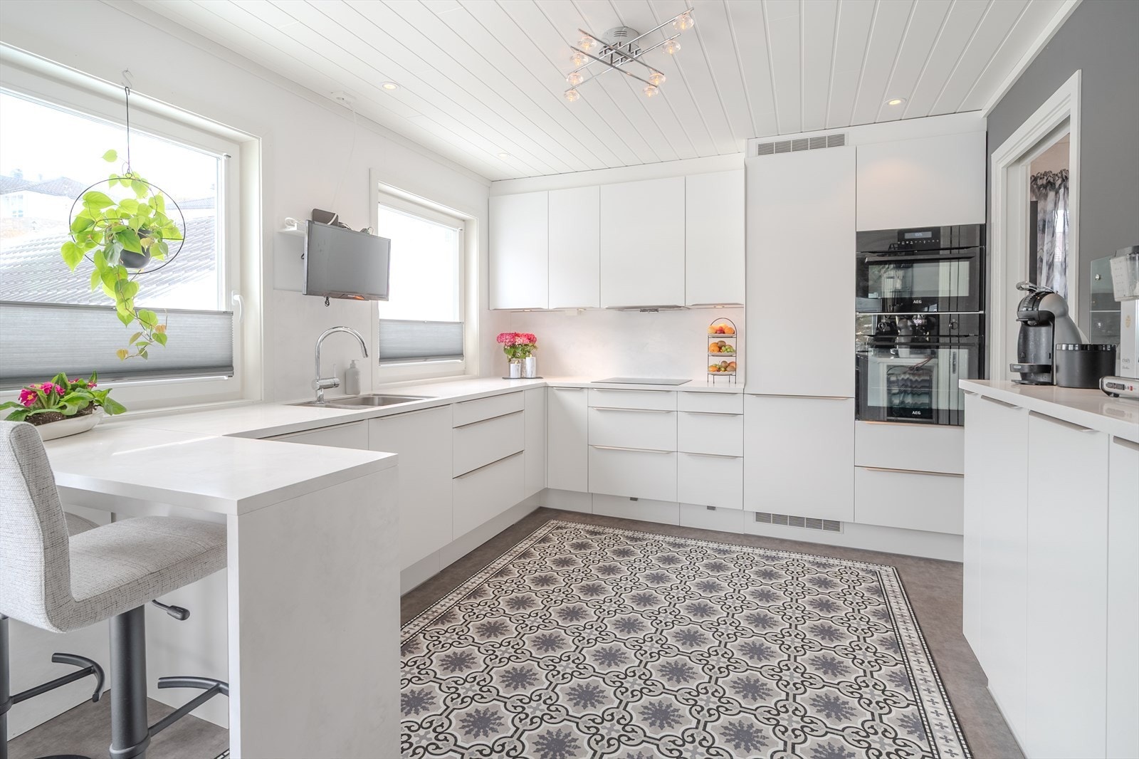 Delikat kjøkken fra 2019 med integrerte hvitevarer og praktiske skuffeløsninger, også i sokkelen Galleribilde