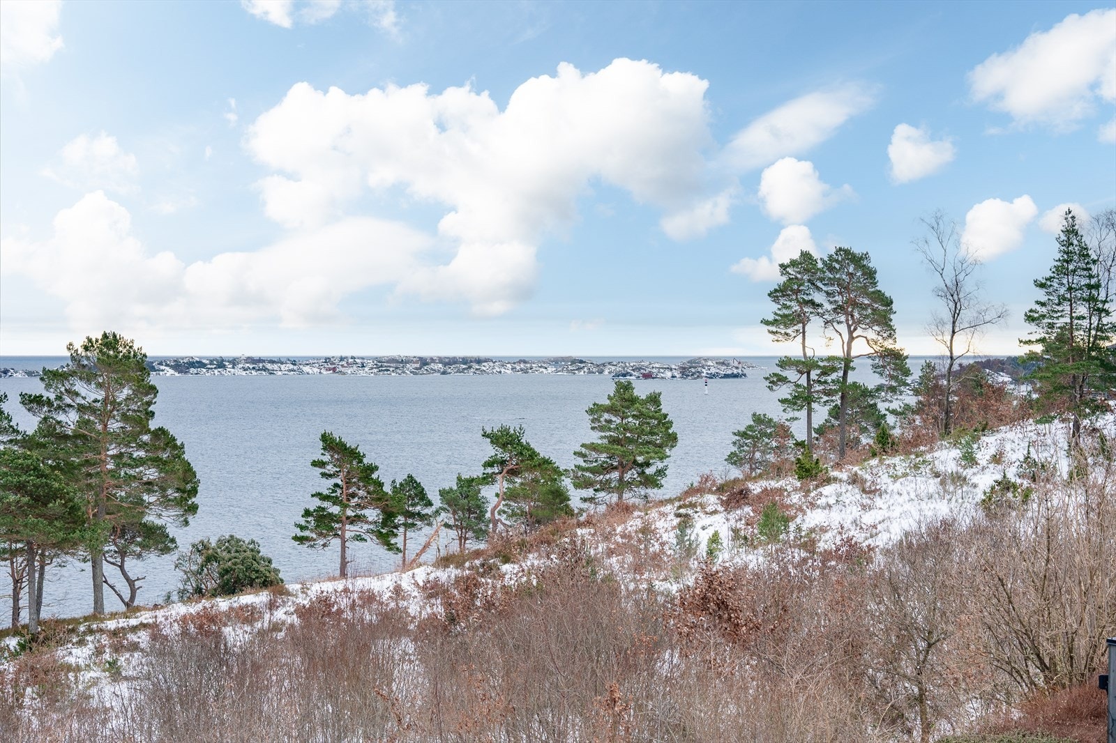 Man har god utsikt utover mot de ytterste holmene i skjærgården Galleribilde