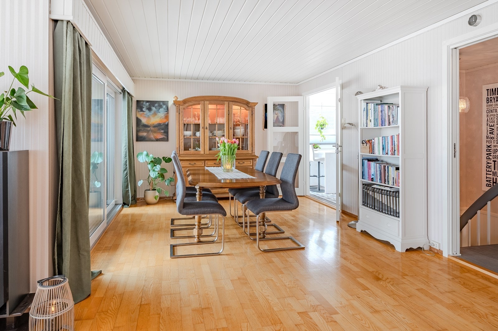 God plass til spisebord og enkel tilknytning til kjøkkenet Galleribilde