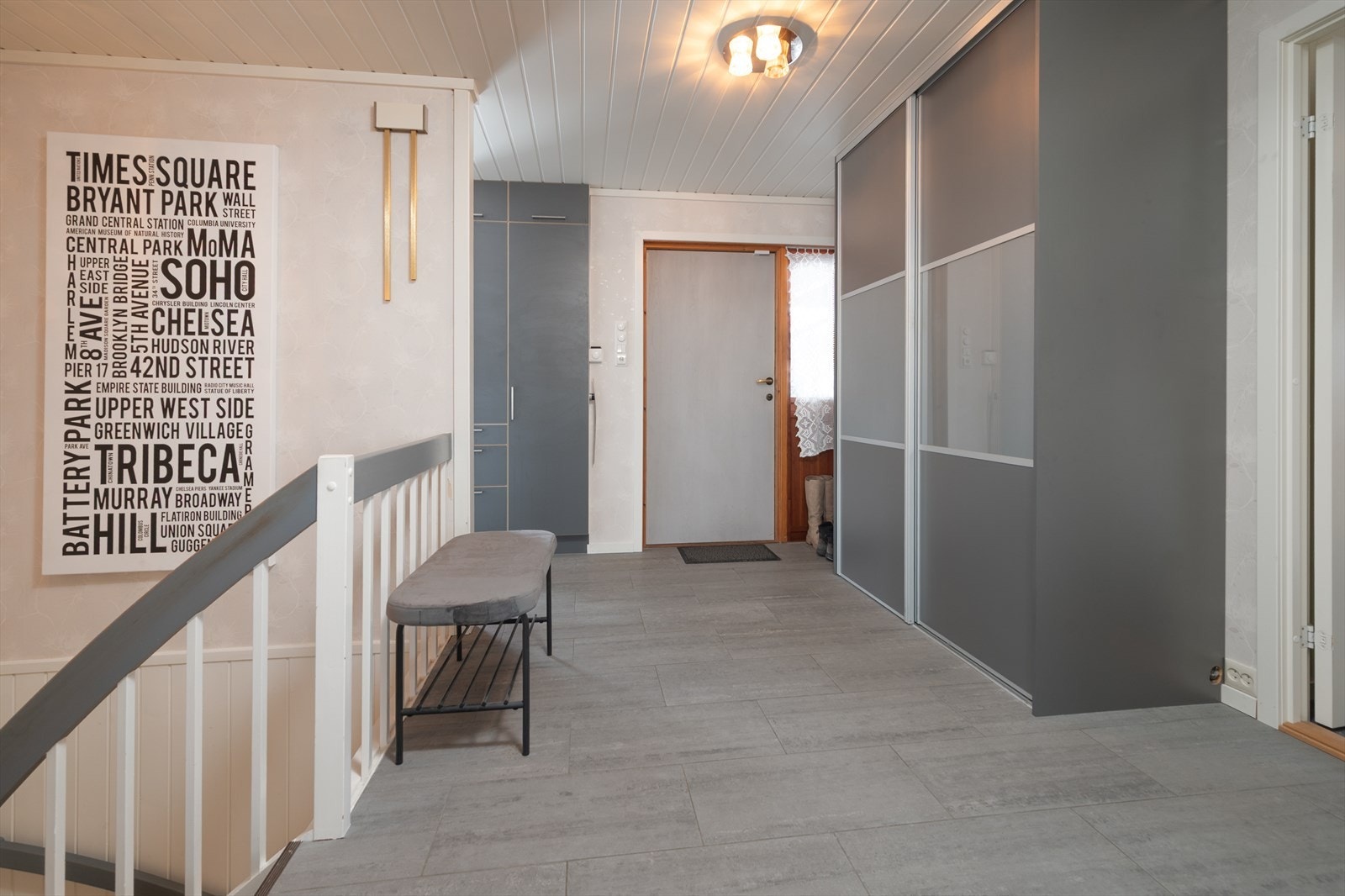 Luftig hall med god garderobeplass Galleribilde