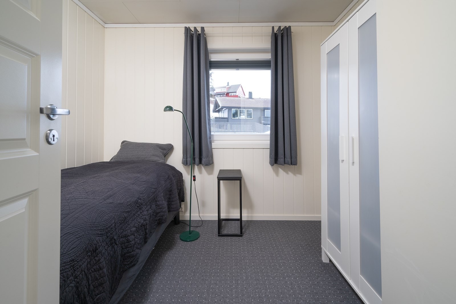 Praktisk soverom med plass til seng og skap Galleribilde