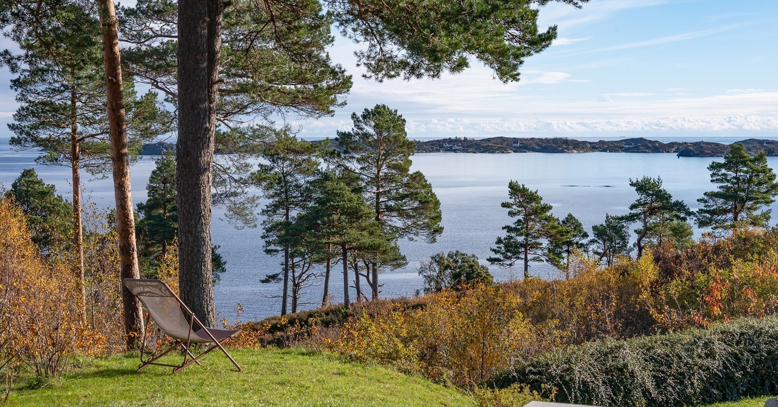Eiendommen ligger ca 100 meter fra sjøen og det er vidstrakt utsikt mot havet og skjærgården Galleribilde