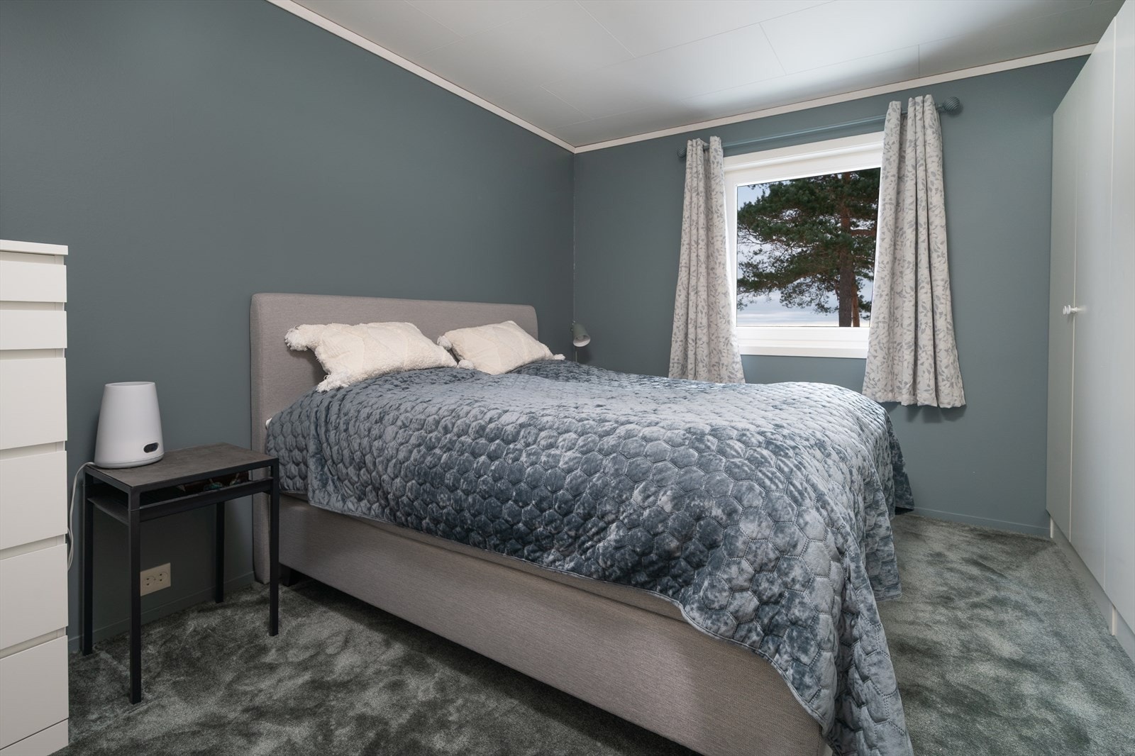 Romslig hovedsoverom med god plass til dobbelseng. Utsikt utover skjærgården fra sengen. Galleribilde