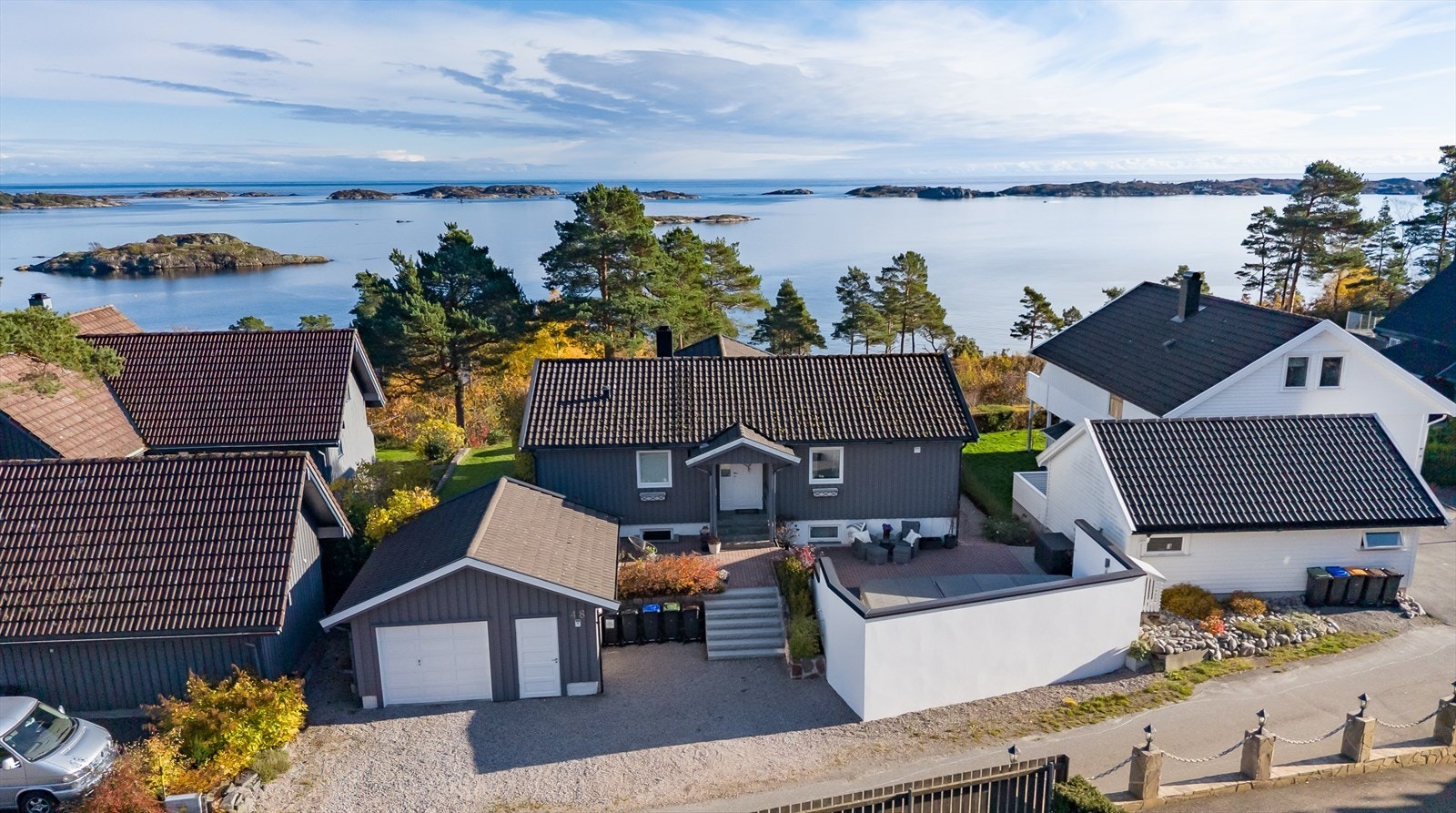 Tomten er pent opparbeidet og lett tilgjengelig Galleribilde