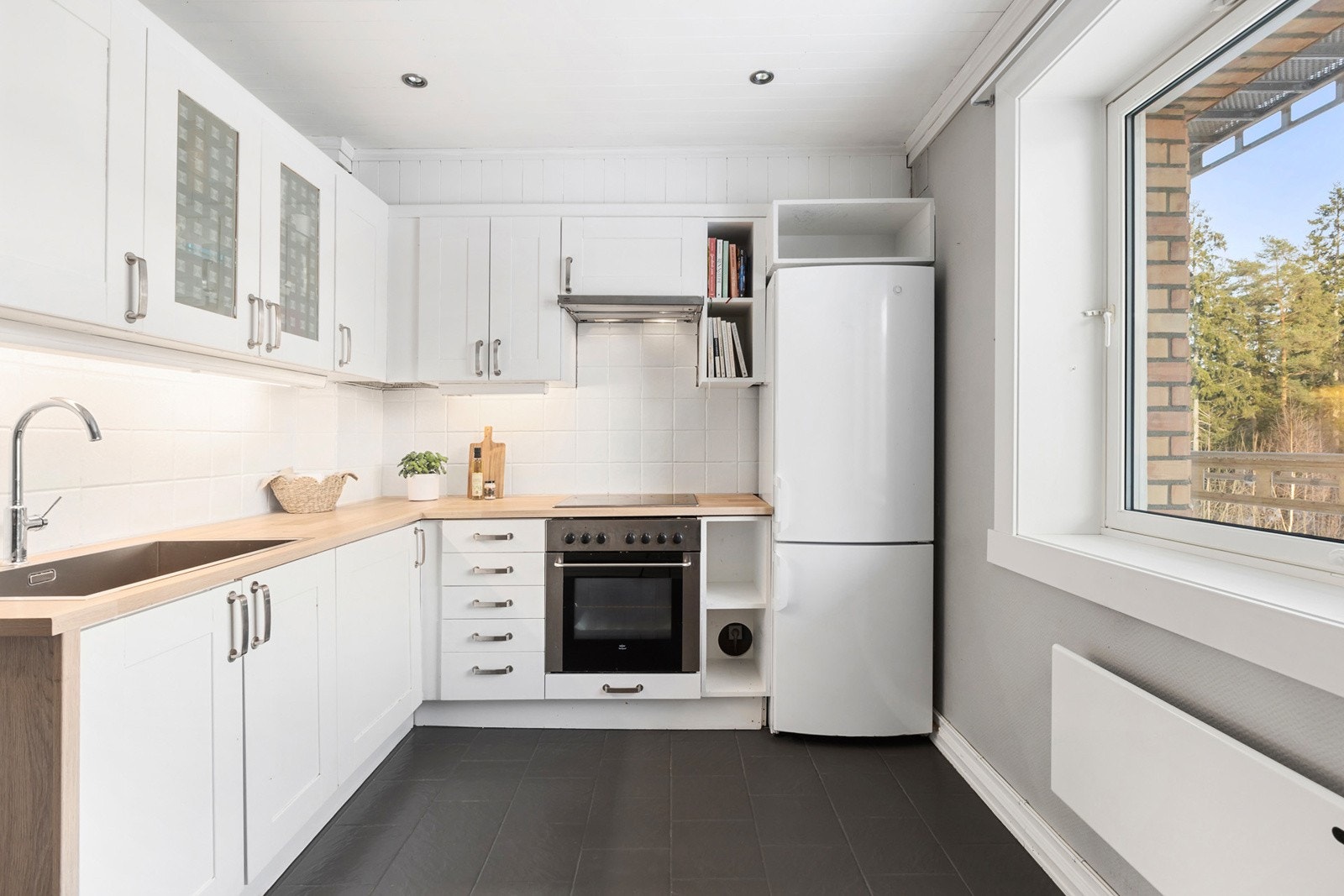 Separat kjøkken med god skap- og benkeplass. Galleribilde