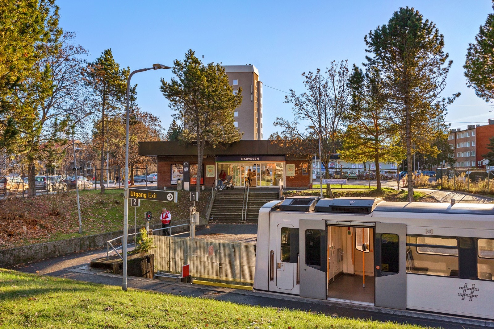 Bergkrystallen T-banestasjon. Banens linje 1 og 4 tar deg enkelt ned til Oslo sentrum og Lambertseter senter. Galleribilde