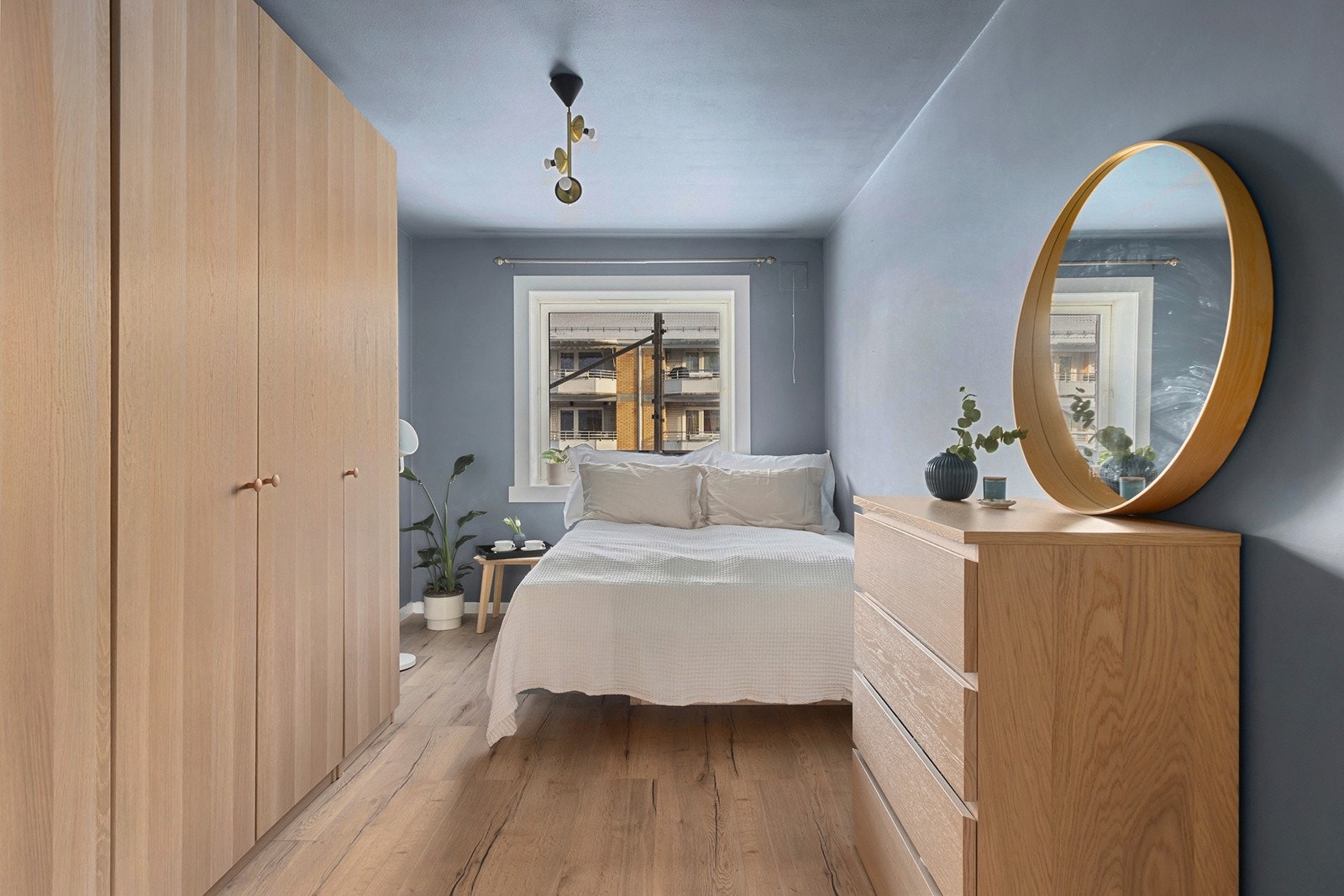 Hovedsoverommet er av god størrelse med plass til dobbeltseng, nattbord og garderobeløsninger Galleribilde