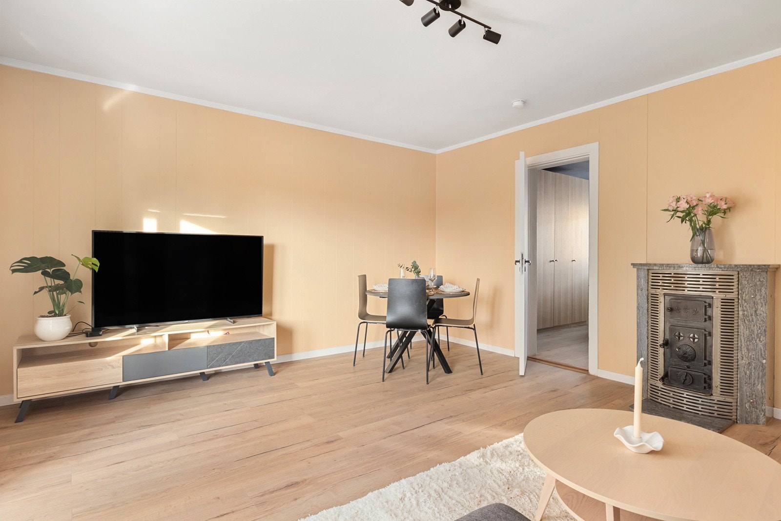 Fine møbleringsmuligheter med god plass til sofagruppe, spisebord samt øvrig møblement. Galleribilde