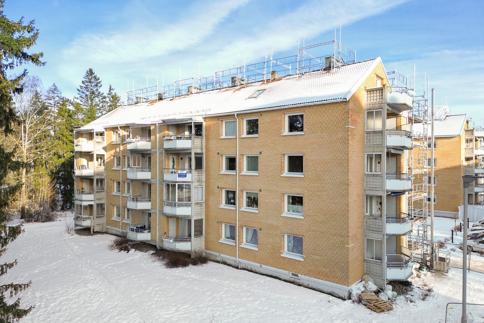 Borettslaget ligger også rett ved siden av en lysløype som gir fine turmuligheter sommer som vinter. Det er heller ikke langt til østmarka med flotte ski, sykkel og bademuligheter for de som ønsker å utforske litt mer enn nærområdet. Galleribilde