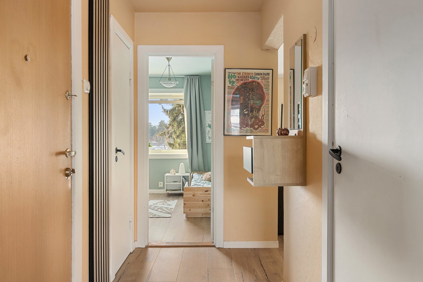 Hyggelig entré med en praktisk innvendig bod/kott til oppbevaring eller garderobe. Galleribilde