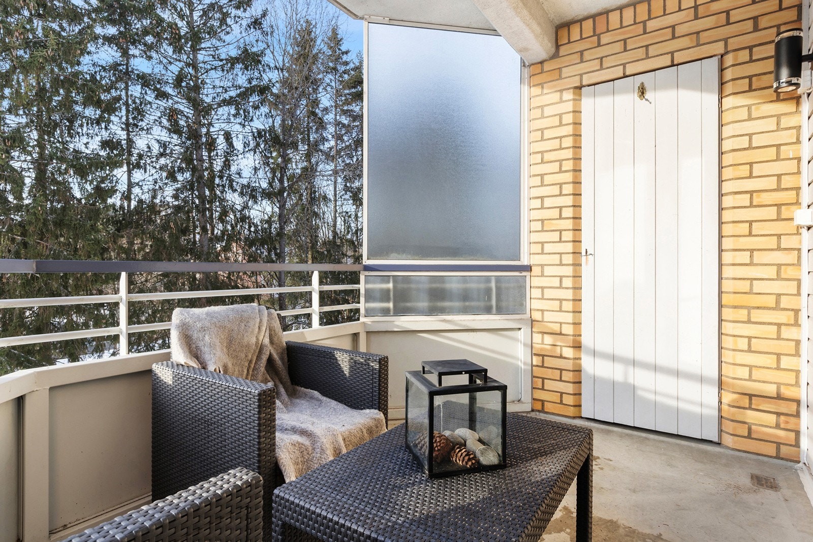 Balkongen har god lagrinsplass i utvendig bod på høyre side. Galleribilde