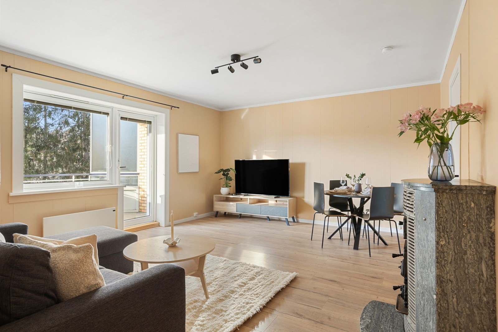 OBOS eiendomsmeglere v/ Mads Wendel Scheie har gleden av å presentere Mellombølgen 64 Foto: Nanna Wolden Galleribilde