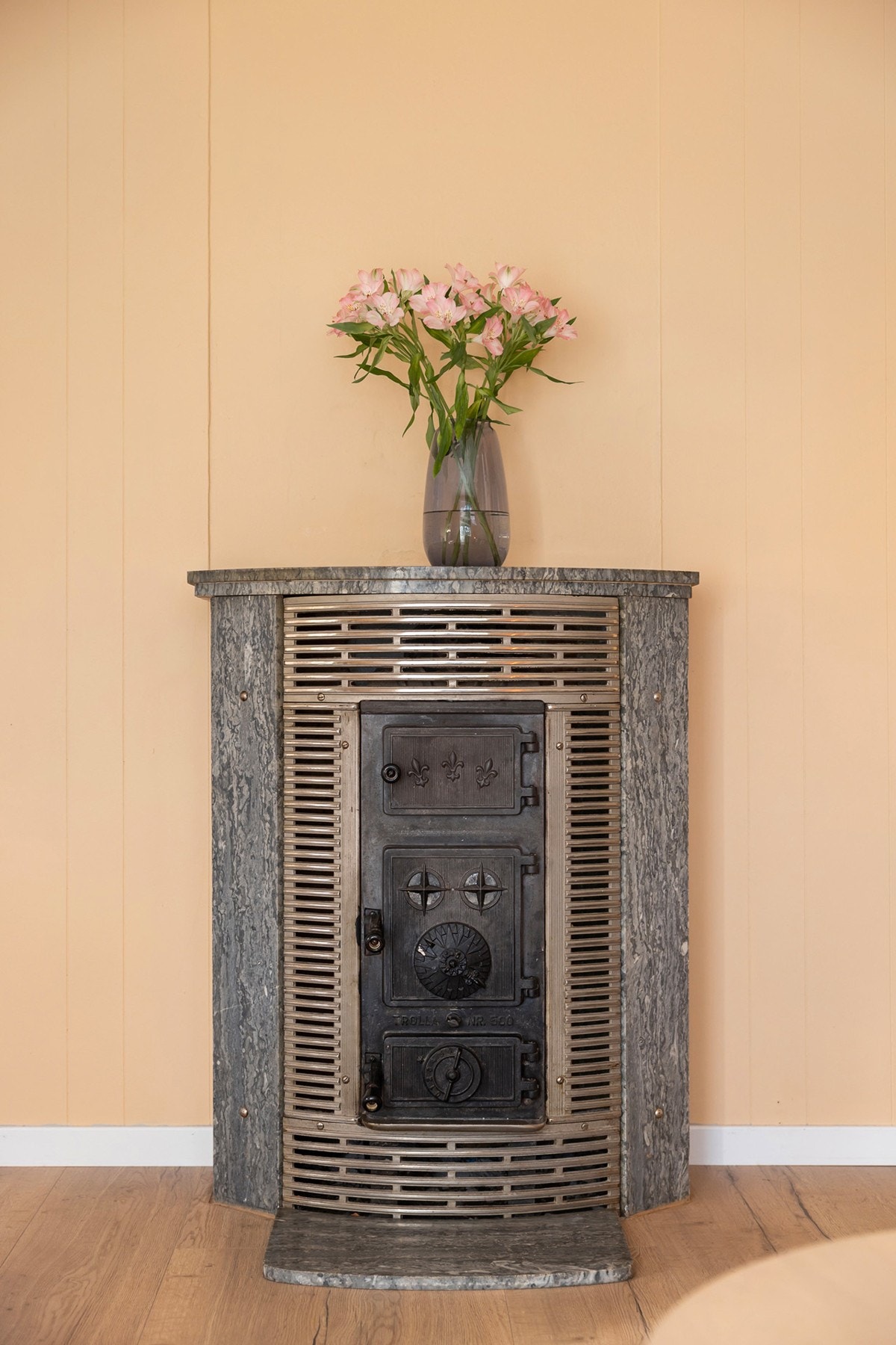 Stuen er også utstyrt med koselig vedkamin for ekstra varme og hygge. Galleribilde