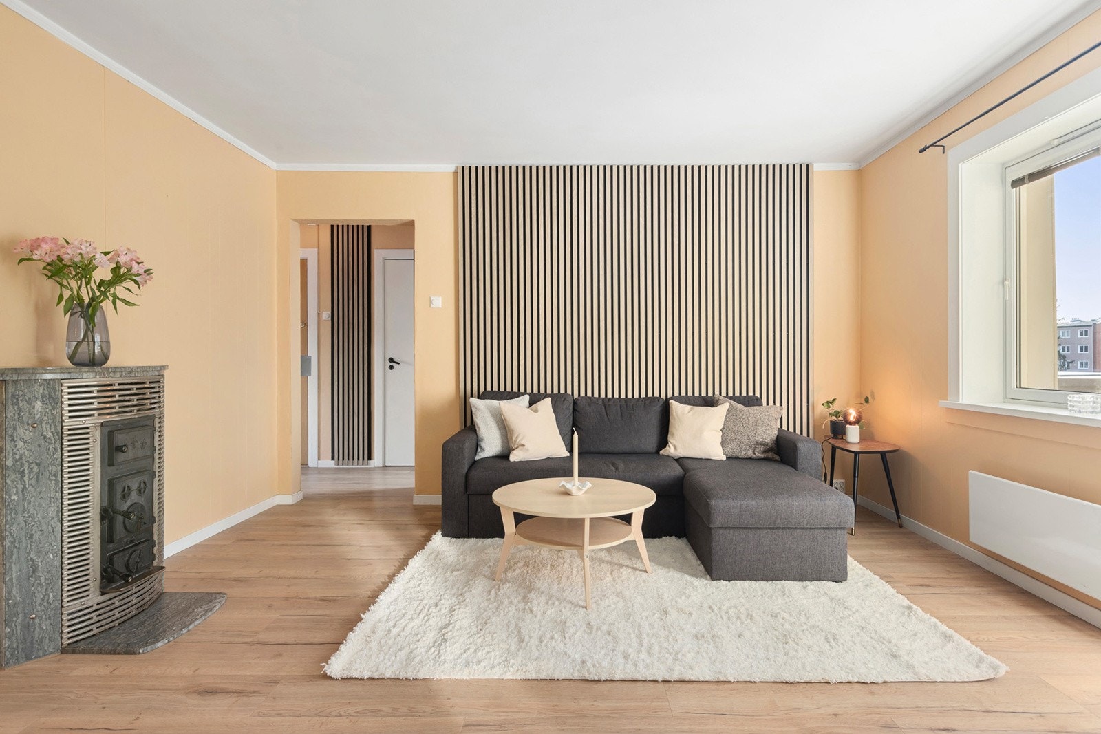 Lys og luftig stue med store vindusflater som slipper inn naturlig lys til hele rommet. Galleribilde