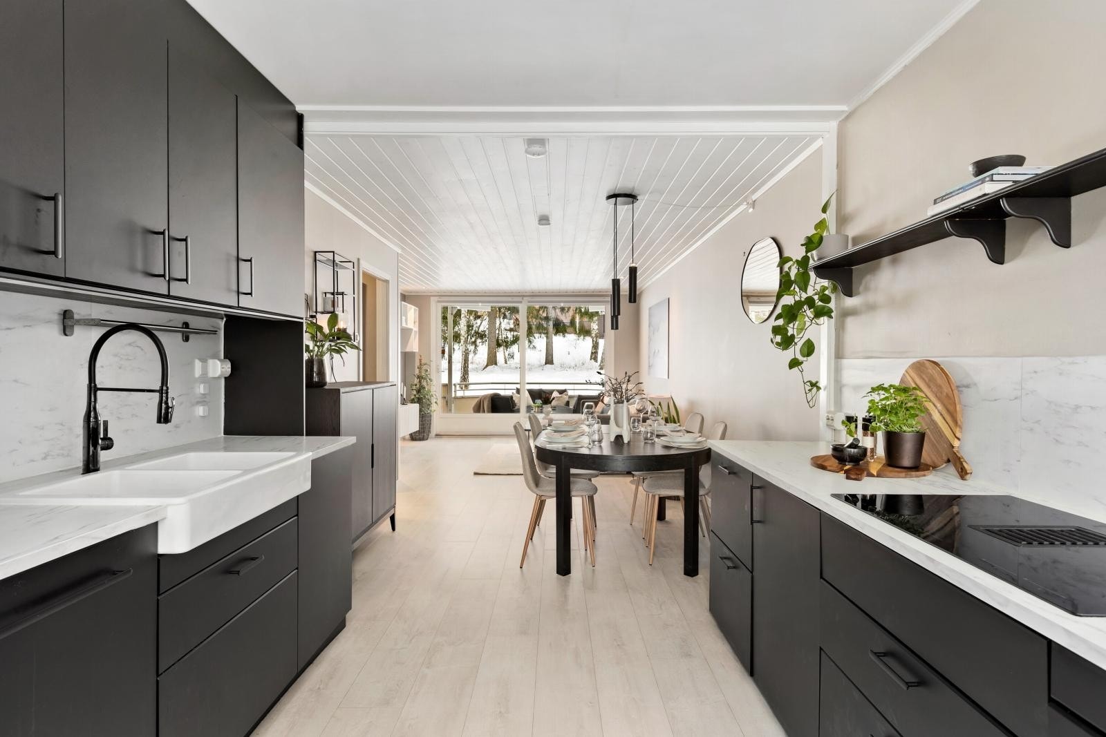 Gjennomgående leilighet med store vindusoverflater i hver ende, som gir godtv lysinnslipp og en luftig romfølelse. Galleribilde