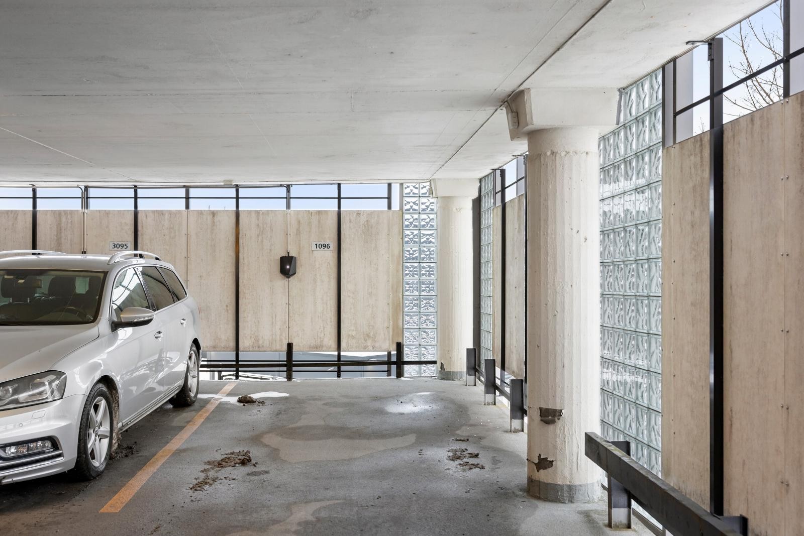 Leiligheten disponerer en parkeringsplass i borettslagets garasjehus. Galleribilde