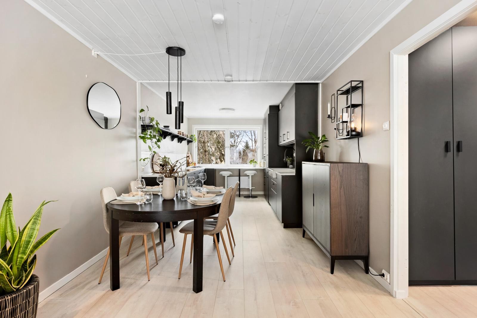 Spisestuen har god plass til spisebord og er et naturlig samlingspunkt i boligen. Galleribilde