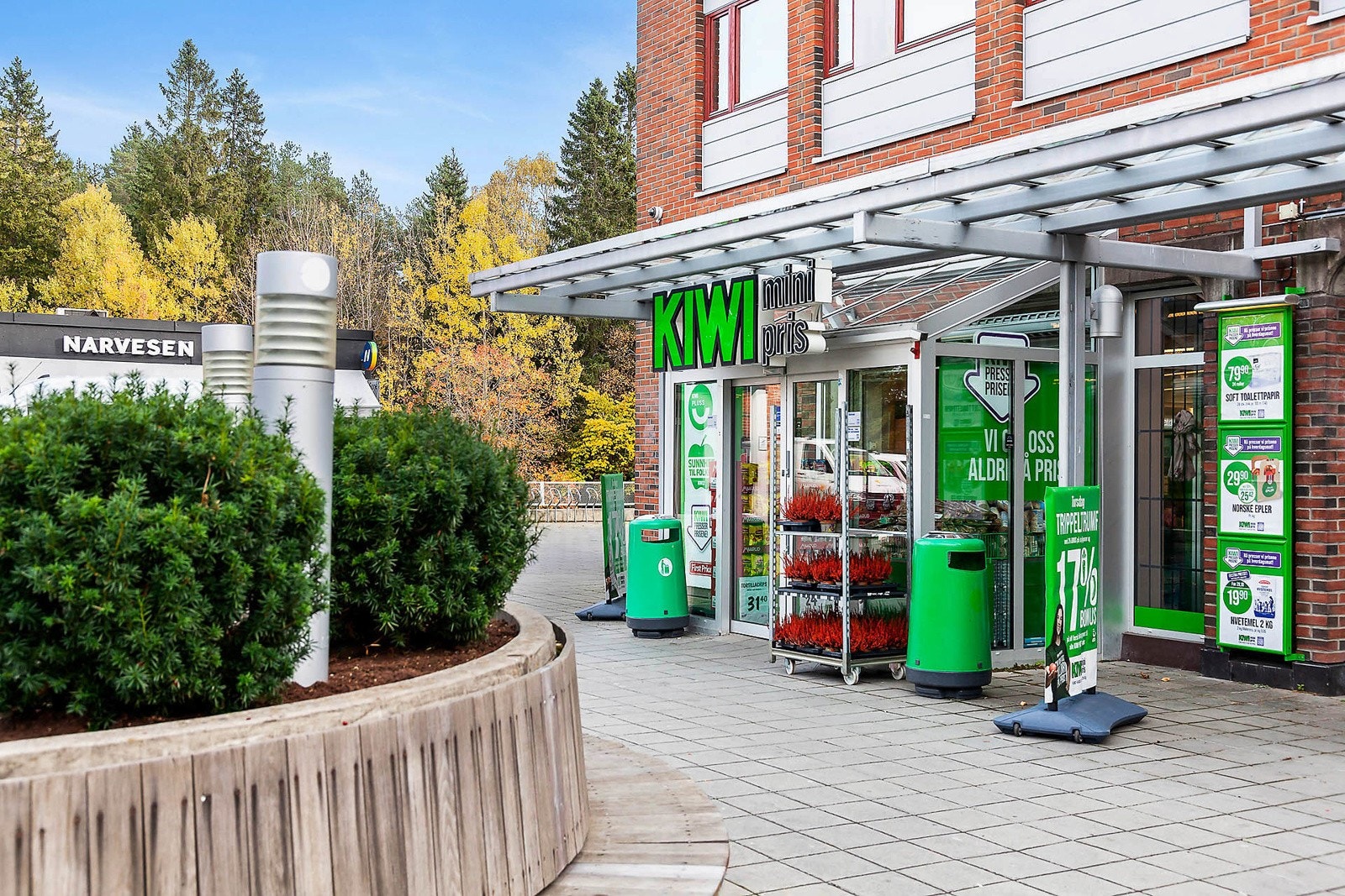 Det er flere nærliggende dagligvarebutikker, blant annet Kiwi og Rema 1000. Galleribilde