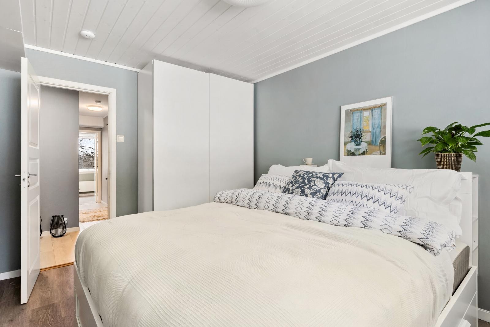 Praktisk garderobeskap med skyvefronter. Galleribilde